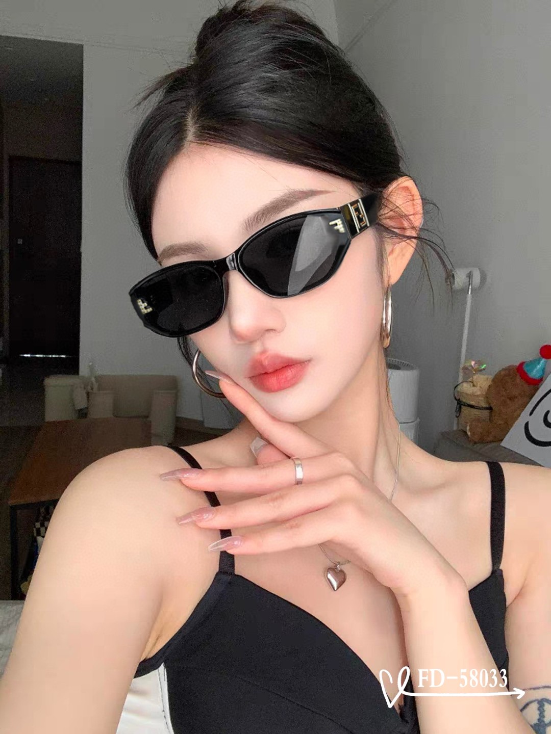 NO:360091,.【FENDI, Italy] .【Polaroid resin polarized lens】 .【TR90 frame is light and comfortable to wear】 .【size57-16-148,】 .【New sunglasses, reduce the burden of strong light, block harmful light and prevent radiation, are essential for matching clothes when traveling, and can be used even when driving!  Luxury personality, the big one among big brands!  Model58033♀】Glasses sunglasses sunglasses, glasses, fendi, fendi19860909.【意大利芬迪-FENDI】 .【宝丽来树脂偏光镜片】 .【TR90镜架轻便佩戴舒适】 .【size57-16-148,】  .【新款太阳镜,减轻强光负担,遮挡有害光线防辐射,出行旅游搭配衣服必备品,开车也可以用哦！个性奢华,大牌中的大牌！Model58033♀】眼镜墨镜太阳镜,眼镜,fendi,fendi,glasses