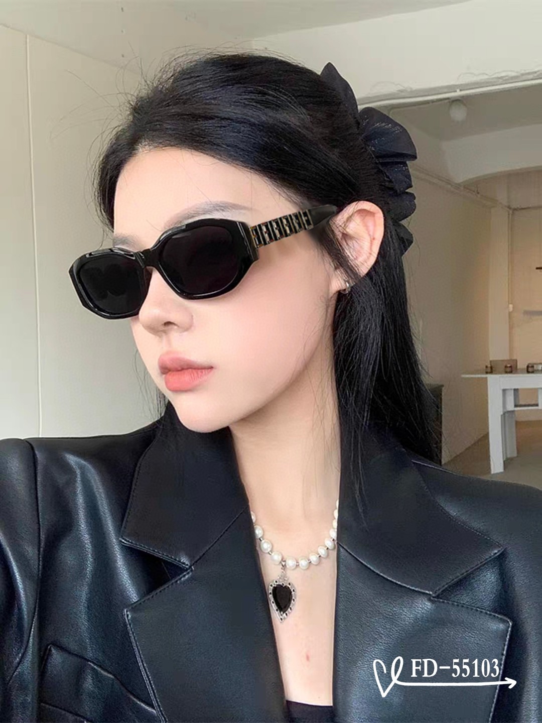 NO:360101,.【FENDI, Italy] .【Polaroid resin polarized lens】 .【TR90 frame is light and comfortable to wear】 .【size57-16-148,】 .【New sunglasses, reduce the burden of strong light, block harmful light and prevent radiation, are essential for matching clothes when traveling, and can be used even when driving!  Luxury personality, the big one among big brands!  Model55103♀】Glasses sunglasses sunglasses, glasses, fendi, fendi19860909.【意大利芬迪-FENDI】 .【宝丽来树脂偏光镜片】 .【TR90镜架轻便佩戴舒适】 .【size57-16-148,】  .【新款太阳镜,减轻强光负担,遮挡有害光线防辐射,出行旅游搭配衣服必备品,开车也可以用哦！个性奢华,大牌中的大牌！Model55103♀】眼镜墨镜太阳镜,眼镜,fendi,fendi,glasses