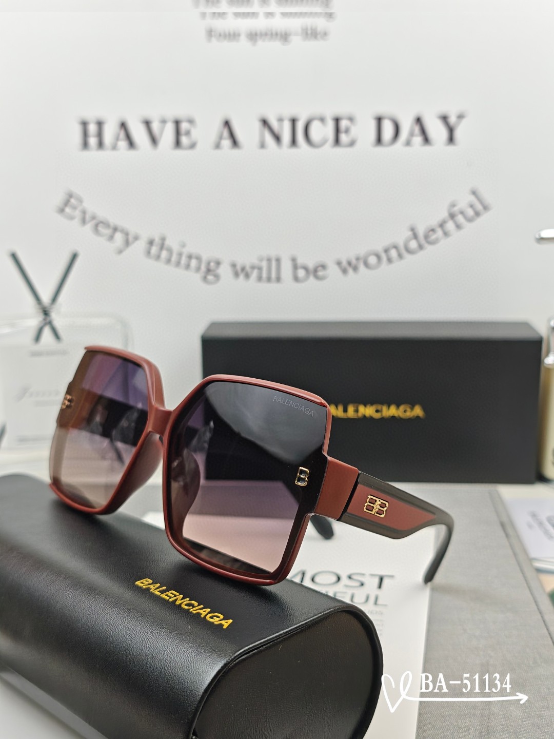   👓.【巴黎世家-Balenciaga】
         🕶.【宝丽来树脂镜片】
         