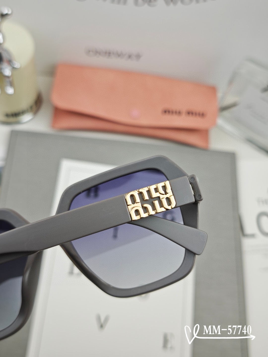   👓.【意大利谬谬-miumiu】
         🕶.【宝丽来树脂偏光镜片】
         ⭐