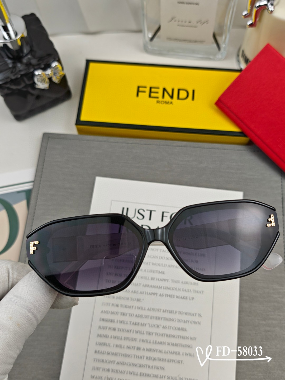   👓.【意大利芬迪-FENDI】
         🕶.【宝丽来树脂偏光镜片】
         ⭐️