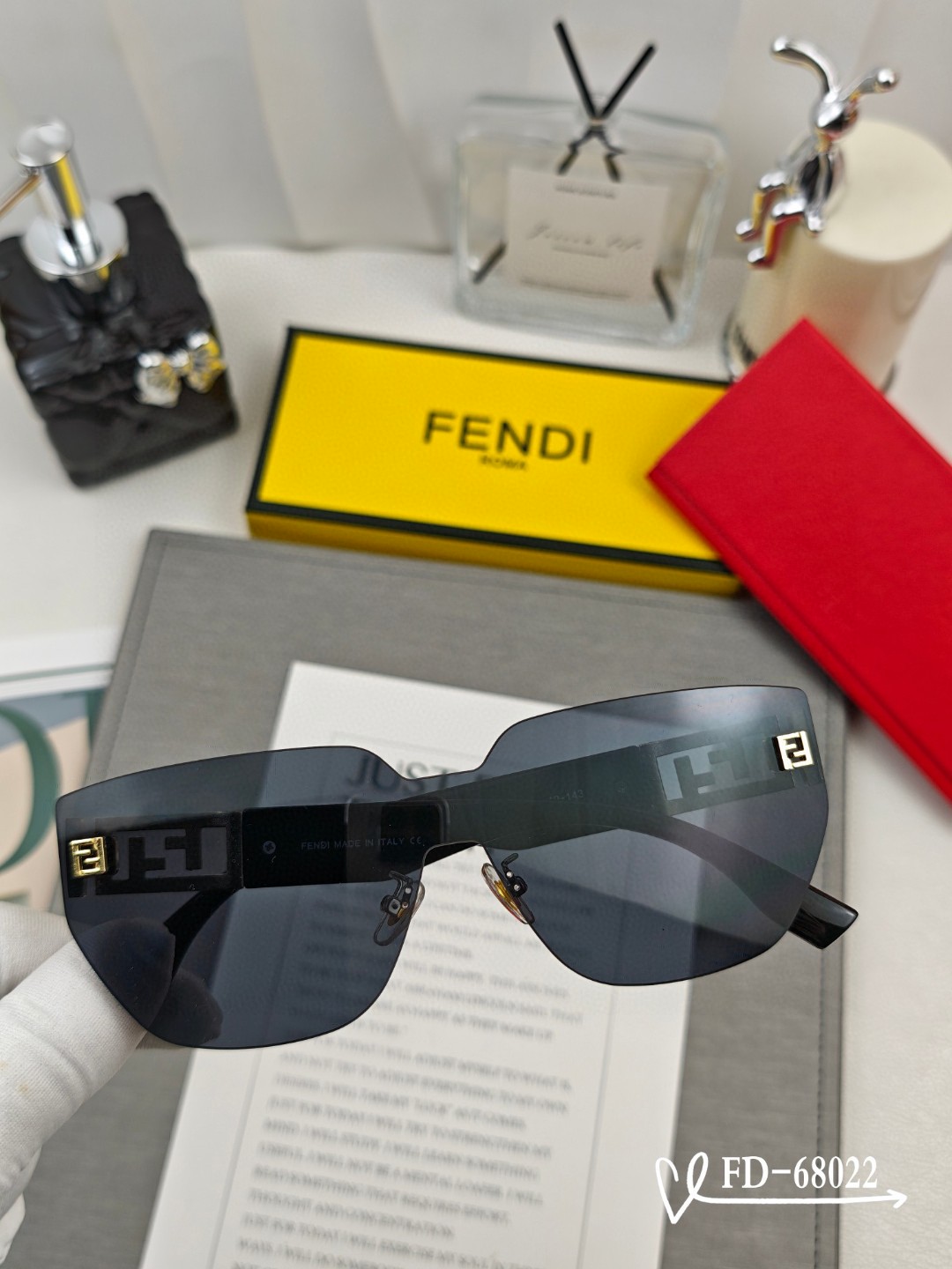   👓.【意大利芬迪-FENDI】
         🕶.【宝丽来树脂偏光镜片】
         ⭐️