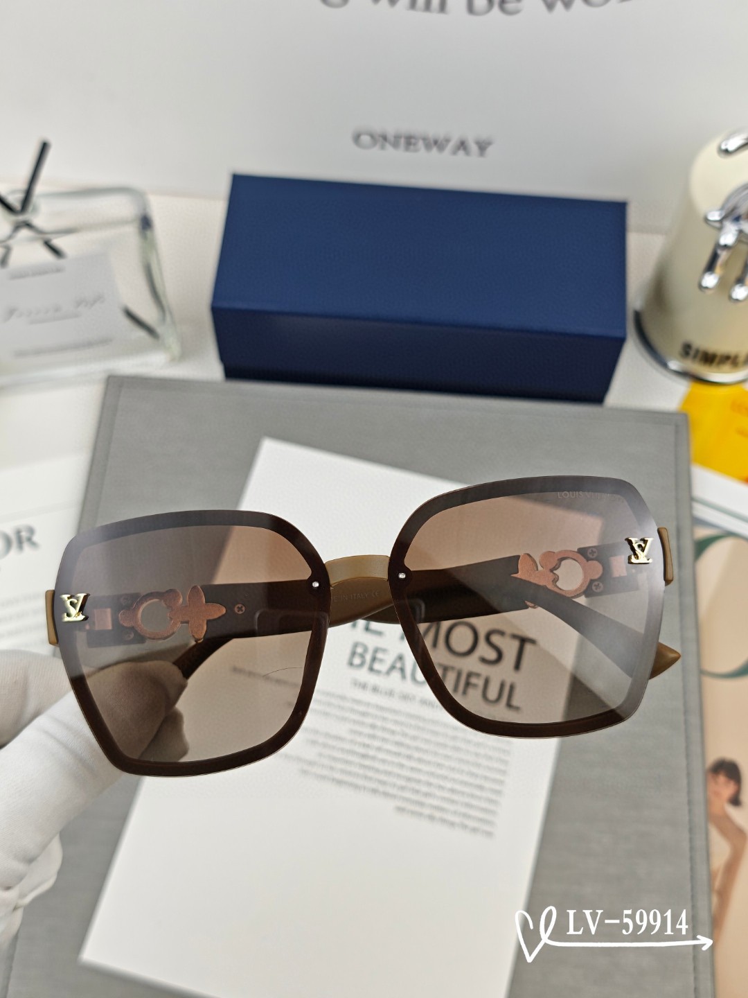   👓.【路易威登-LV】
         🕶.【宝丽来树脂镜片】
         ⭐️.【TR镜架