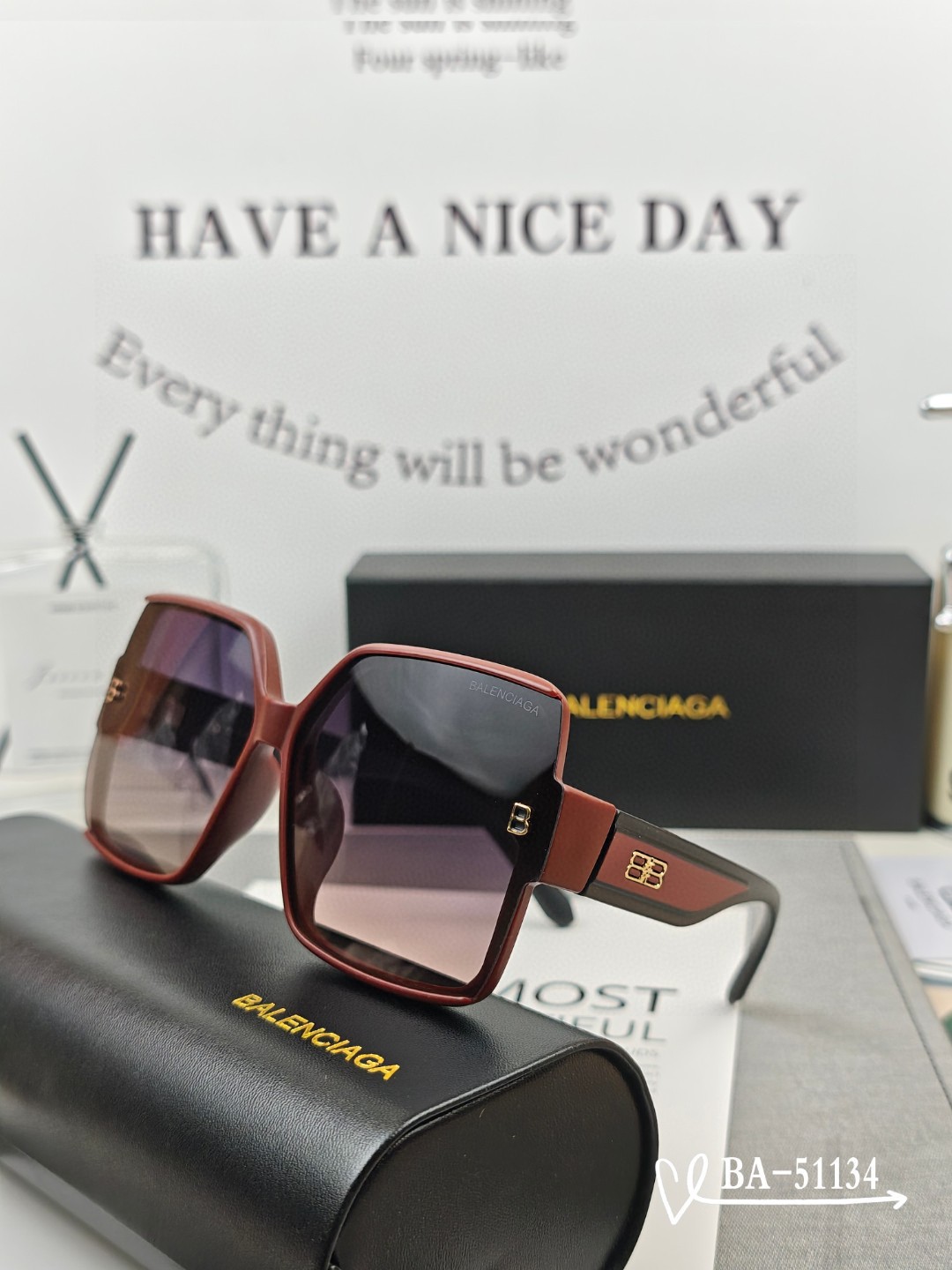   👓.【巴黎世家-Balenciaga】
         🕶.【宝丽来树脂镜片】
         