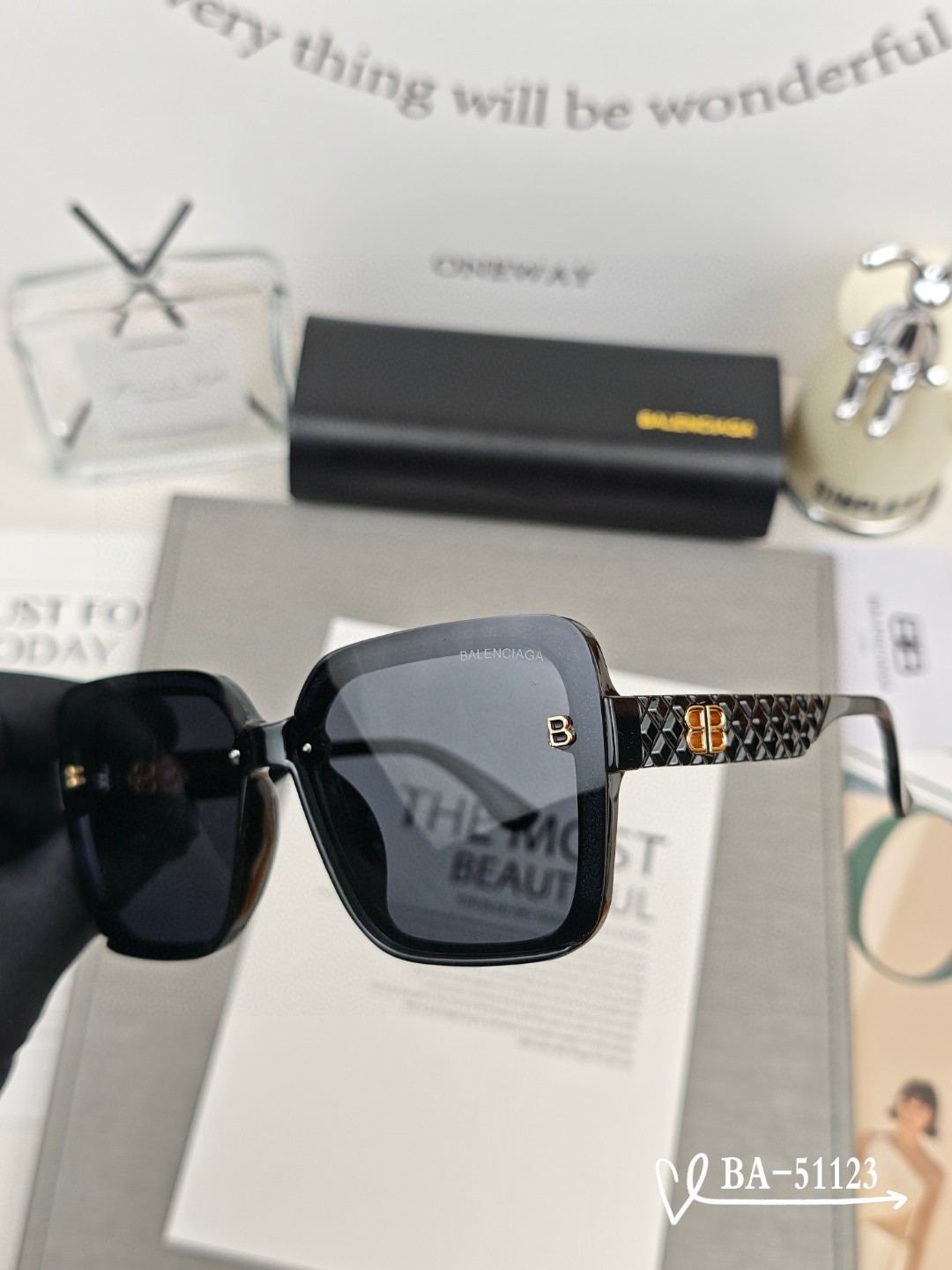   👓.【巴黎世家-Balenciaga】
         🕶.【宝丽来树脂镜片】
         
