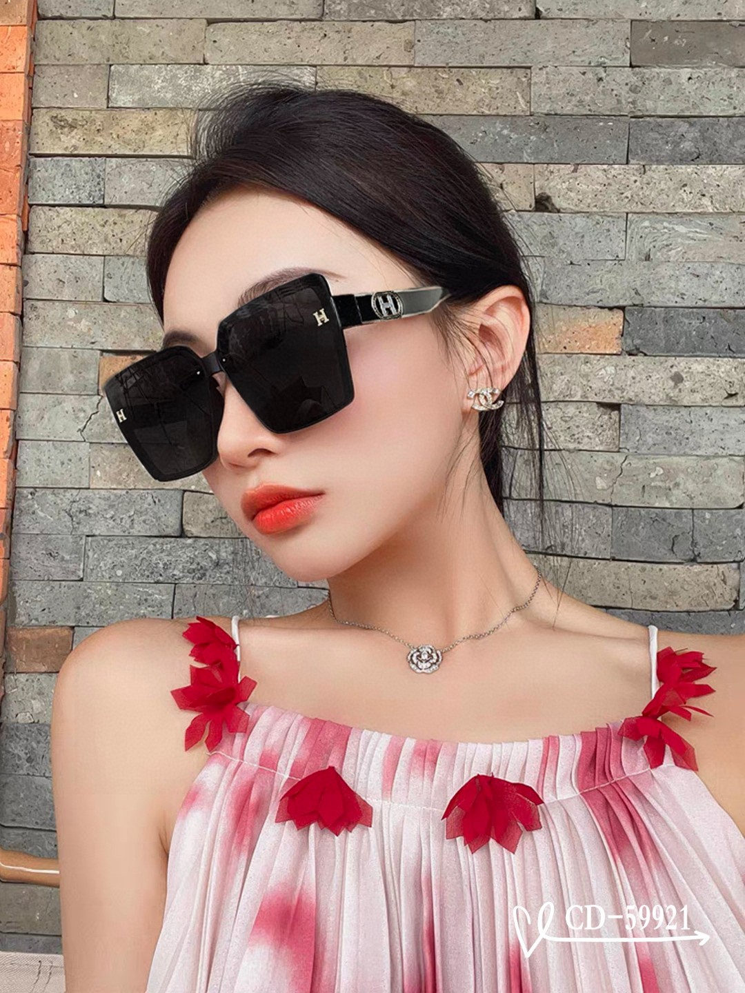 NO:366389,.【HERMES-HERMES】.【Polaroid resin polarized lens】.【TR90 frame is light and comfortable to wear】.【size59-13-147,】.【New sunglasses reduce the burden of strong light, block harmful light and prevent radiation, must-have items for travel and matching clothes, and you can also use it when driving!  Lead the new fashion concept and don't let the sun disturb your interest. There must be a color suitable for you! Model59921♀】Glasses, sunglasses, sunglasses, glasses, hermes, hermes19860909.【爱马仕-HERMES】 .【宝丽来树脂偏光镜片】 .【TR90镜架轻便佩戴舒适】 .【size59-13-147,】 .【新款太阳镜减轻强光负担,遮挡有害光线防辐射,出行旅游搭配衣服必备品,开车也可以用哦！引领时尚新概念,不让阳光打扰你的兴致.肯定有个颜色适合你哦!Model59921♀】眼镜墨镜太阳镜,眼镜,hermes,hermes,glasses