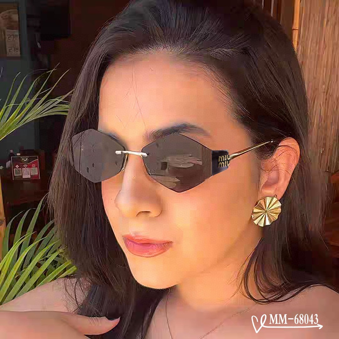 NO:553852,.[Miumiu, Italy] .[Polaroid resin polarized lenses] .[Metal frames are light and comfortable to wear] .[size63-16-147,] .[New sunglasses reduce the burden of strong light, block harmful rays and prevent radiation. They are a must-have for travel and travel, and can also be used when driving!  Original quality - simple yet luxurious. No matter what face shape you choose, it’s versatile!  Model68043♀】Glasses, sunglasses, sunglasses, glasses, miumiu19860909.【意大利谬谬-miumiu】 .【宝丽来树脂偏光镜片】 .【金属镜架轻便佩戴舒适】 .【size63-16-147,】 .【新款太阳镜减轻强光负担,遮挡有害光线防辐射,出行旅游搭配衣服必备品,开车也可以用哦！原单品质-简约而不失奢华.不挑任何脸型,百搭哦！Model68043♀】眼镜墨镜太阳镜,眼镜,miumiu,glasses