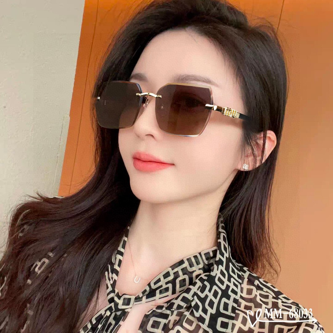 NO:553853,.[Miumiu, Italy] .[Polaroid resin polarized lenses] .[Metal frames are light and comfortable to wear] .[size63-16-147,] .[New sunglasses reduce the burden of strong light, block harmful rays and prevent radiation. They are a must-have for travel and travel, and can also be used when driving!  Original quality - simple yet luxurious. No matter what face shape you choose, it’s versatile!  Model68033♀】Glasses, sunglasses, sunglasses, glasses, miumiu19860909.【意大利谬谬-miumiu】 .【宝丽来树脂偏光镜片】 .【金属镜架轻便佩戴舒适】 .【size63-16-147,】 .【新款太阳镜减轻强光负担,遮挡有害光线防辐射,出行旅游搭配衣服必备品,开车也可以用哦！原单品质-简约而不失奢华.不挑任何脸型,百搭哦！Model68033♀】眼镜墨镜太阳镜,眼镜,miumiu,glasses