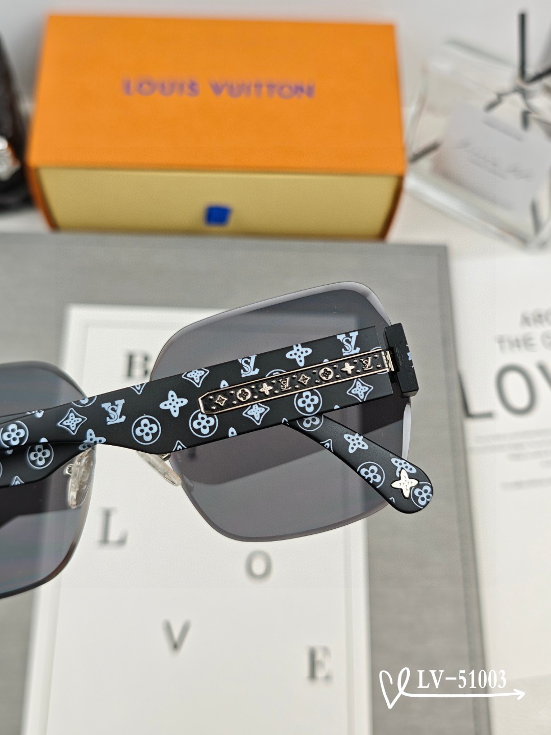   👓.【路易威登-LV】
         🕶.【宝丽来树脂镜片】
         ⭐️.【TR镜架