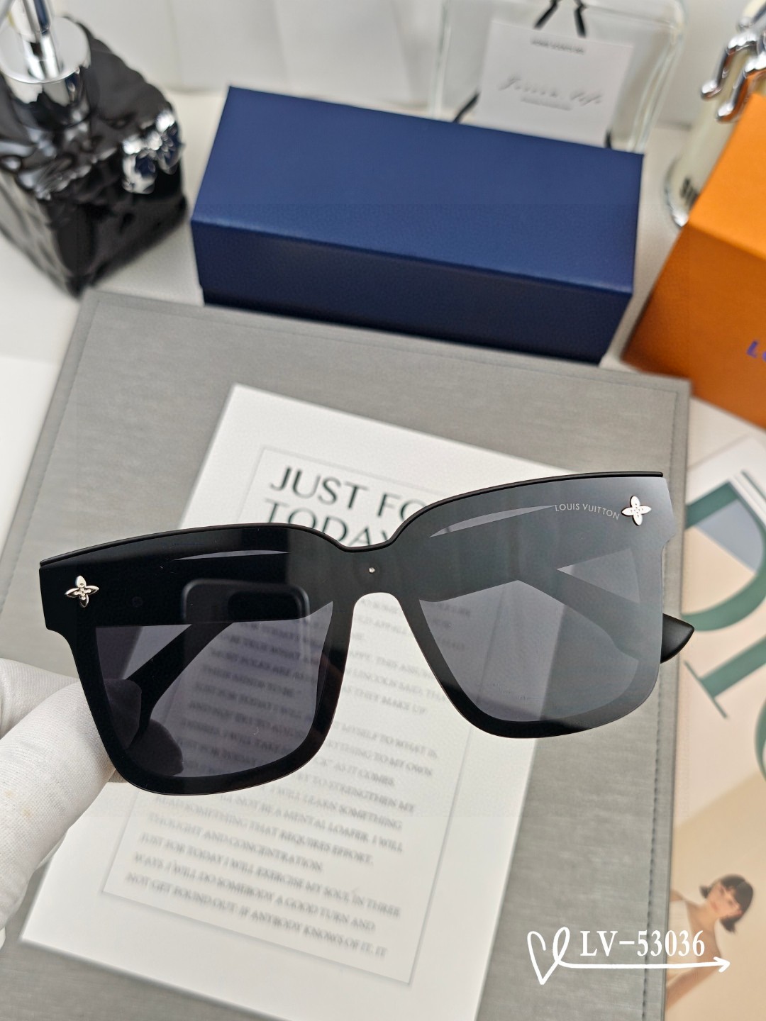   👓.【路易威登-LV】
         🕶.【宝丽来树脂镜片】
         ⭐️.【TR镜架