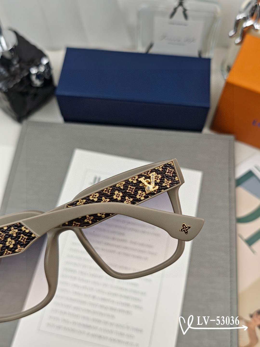   👓.【路易威登-LV】
         🕶.【宝丽来树脂镜片】
         ⭐️.【TR镜架