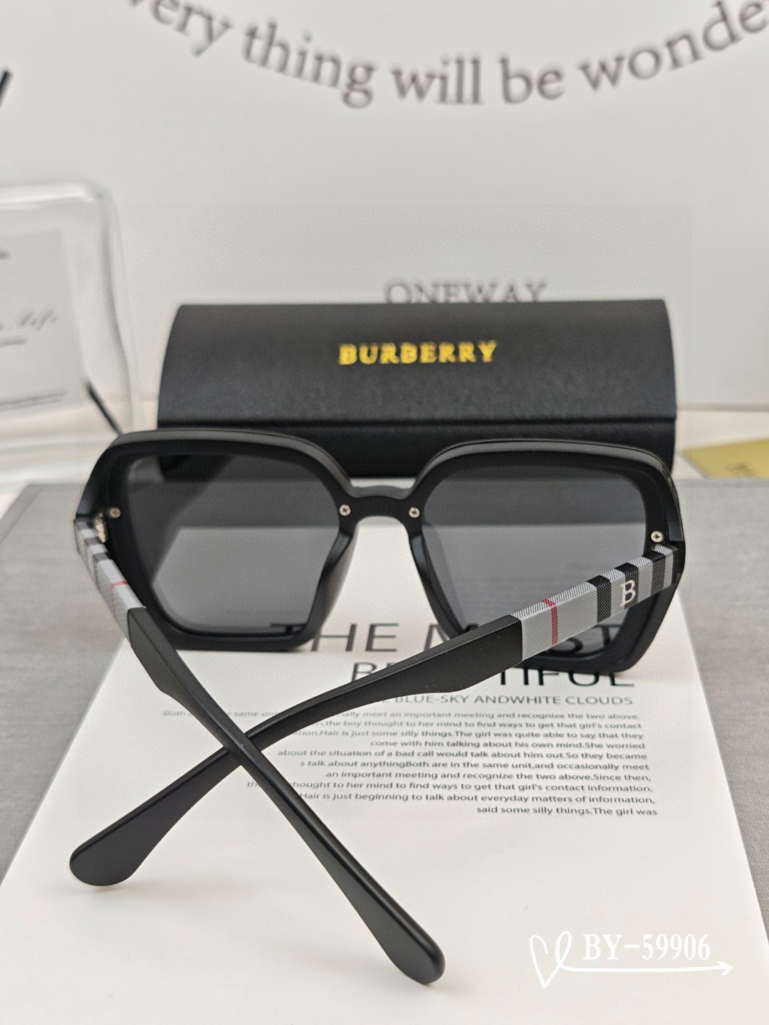    👓.【Burberry-巴宝莉】
         🕶.【宝丽来树脂偏光镜片】
         
