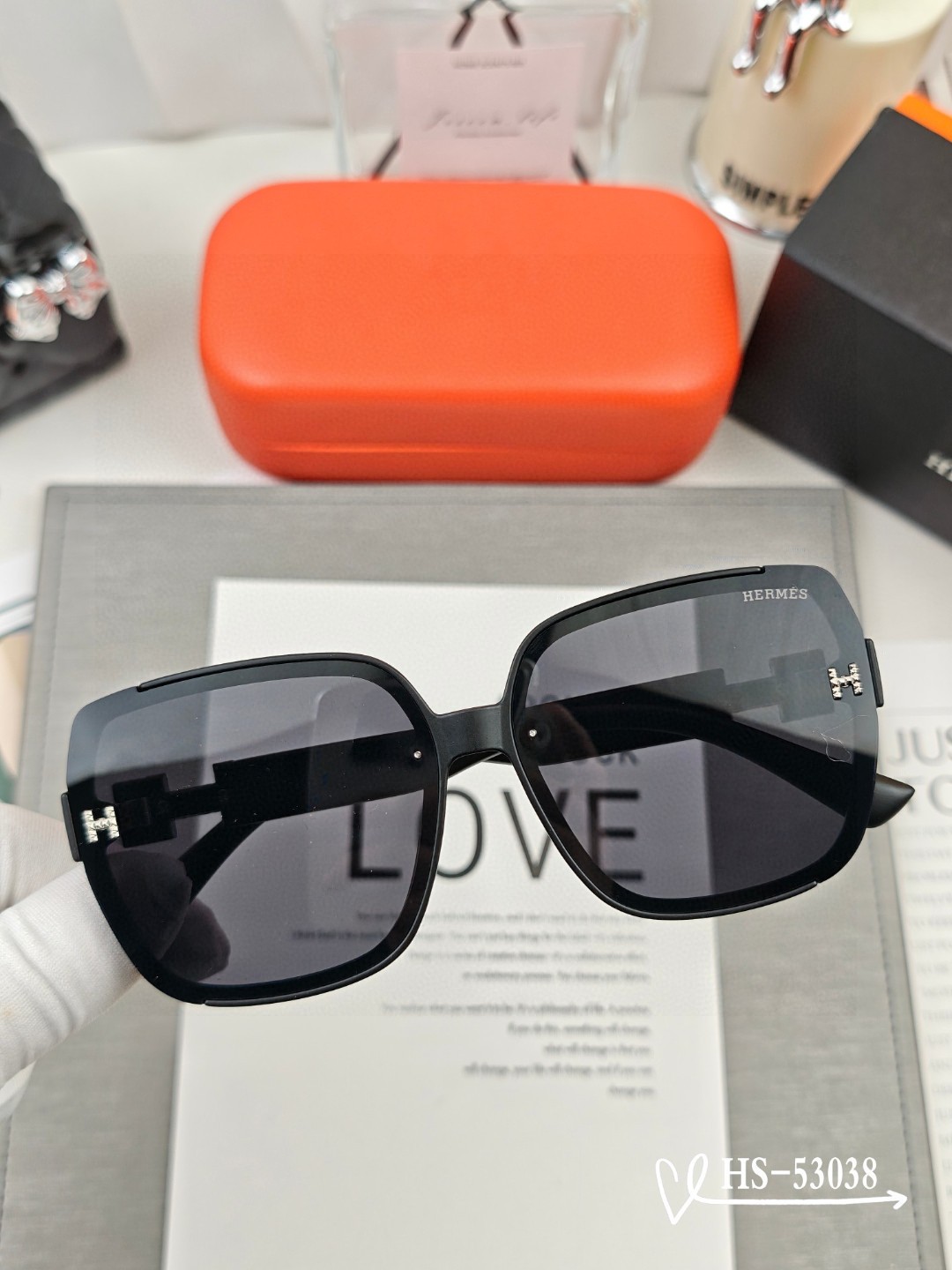    👓.【爱马仕-HERMES】
         🕶.【宝丽来树脂偏光镜片】
         ⭐️