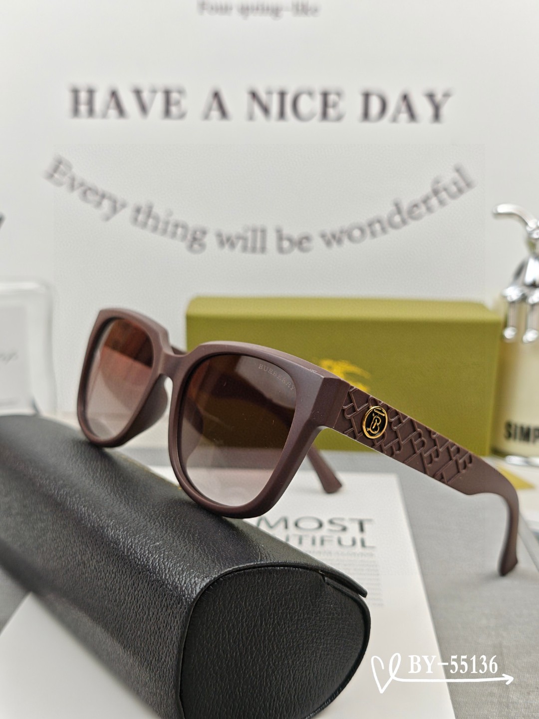    👓.【Burberry-巴宝莉】
         🕶.【宝丽来树脂偏光镜片】
         