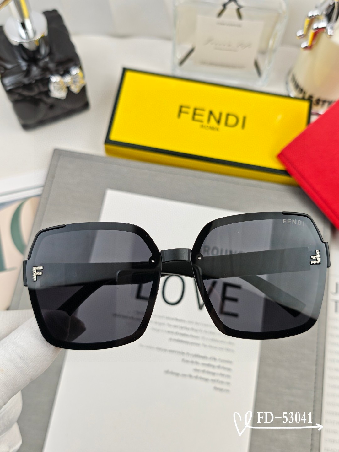 👓.【意大利芬迪-FENDI】 🕶.【宝丽来树脂偏光镜片】 ⭐️ .【TR90镜架轻便佩戴舒适】 🌟 .