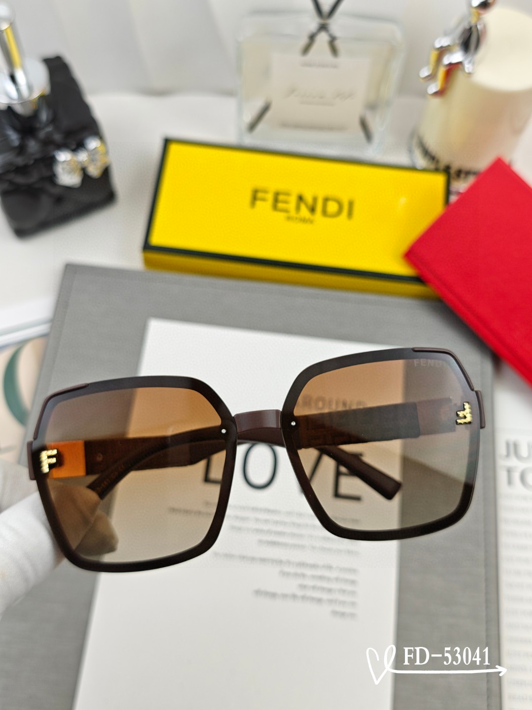 👓.【意大利芬迪-FENDI】 🕶.【宝丽来树脂偏光镜片】 ⭐️ .【TR90镜架轻便佩戴舒适】 🌟 .