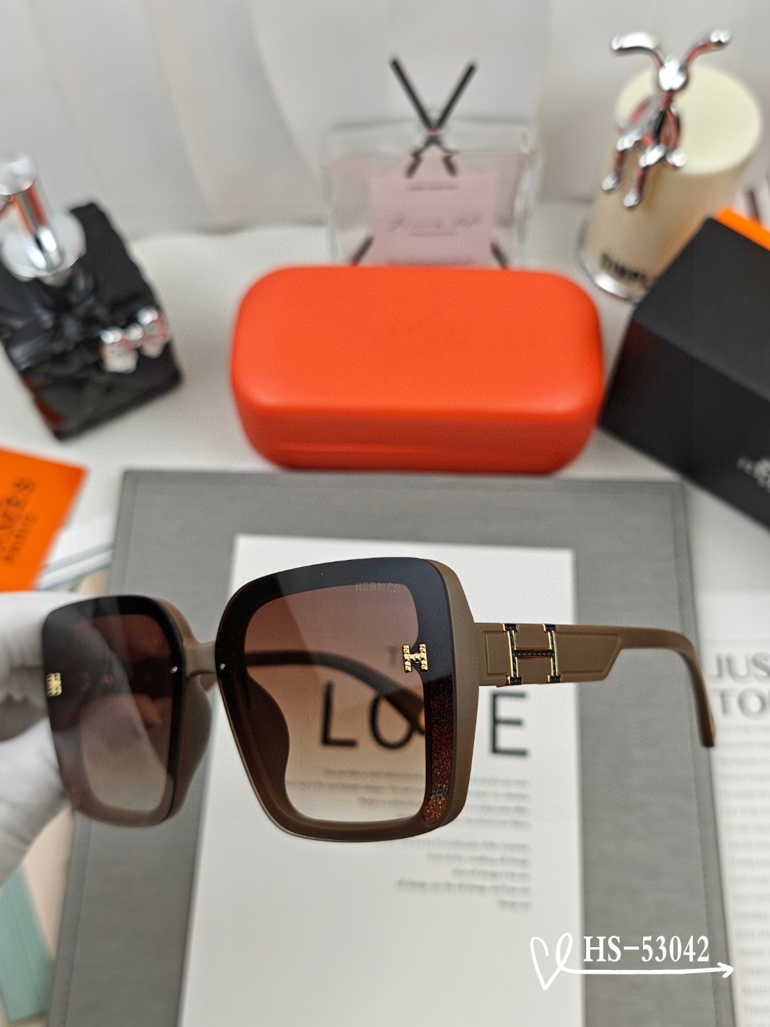 👓.【爱马仕-HERMES】 🕶.【宝丽来树脂偏光镜片】 ⭐️.【TR90镜架轻便佩戴舒适】 🌟.【si