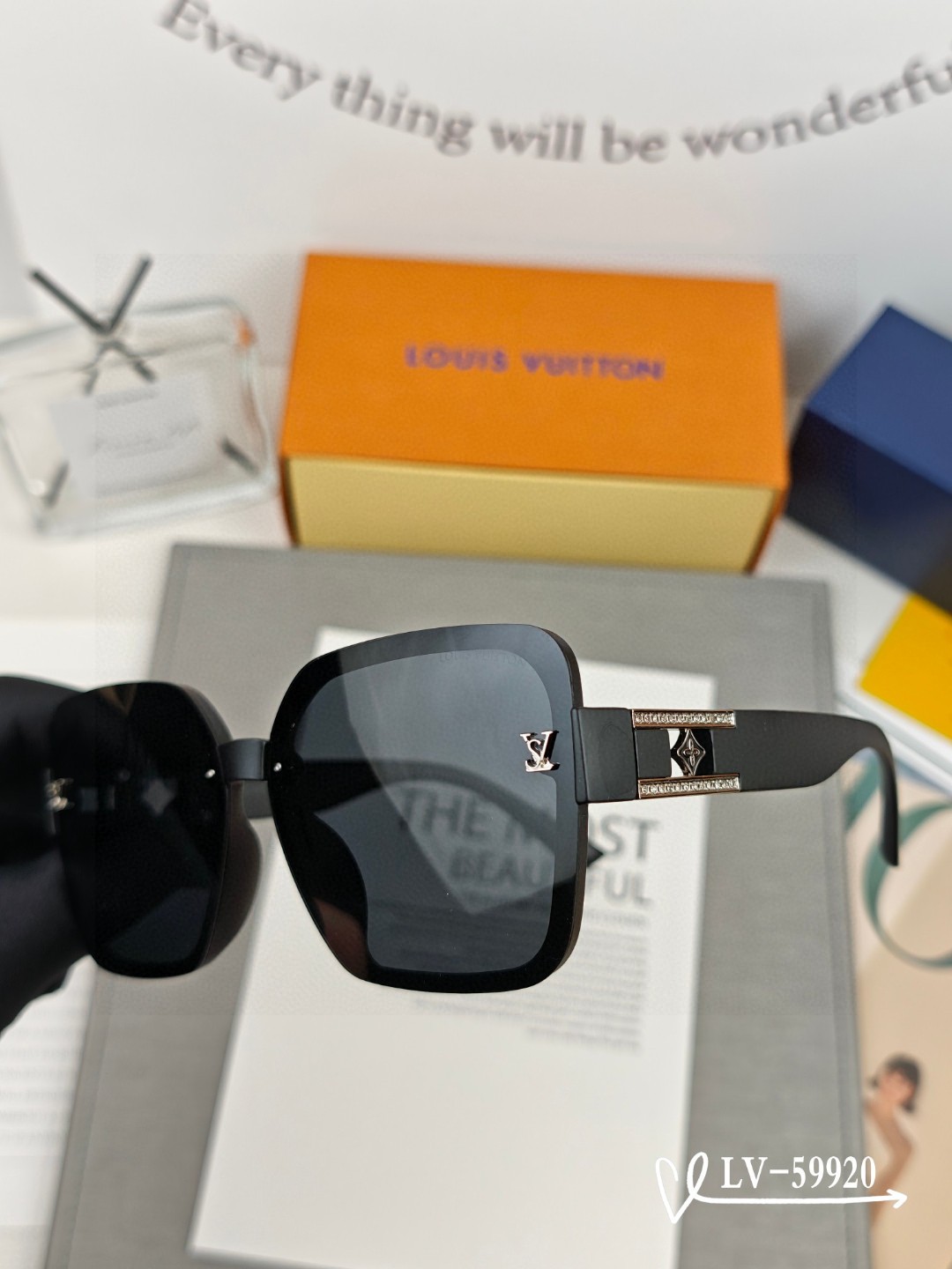   👓.【路易威登-LV】
         🕶.【宝丽来树脂镜片】
         ⭐️.【TR镜架