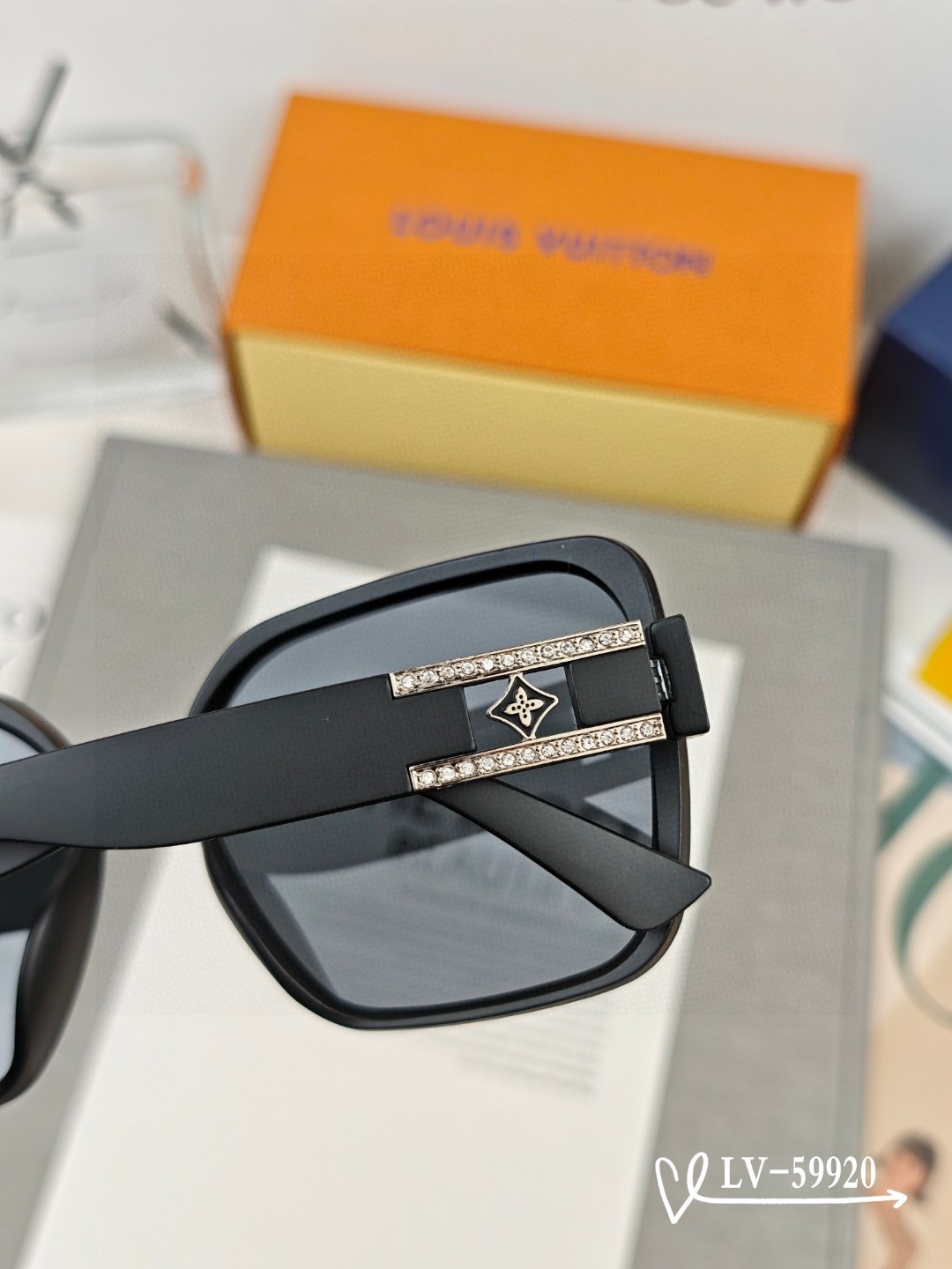   👓.【路易威登-LV】
         🕶.【宝丽来树脂镜片】
         ⭐️.【TR镜架