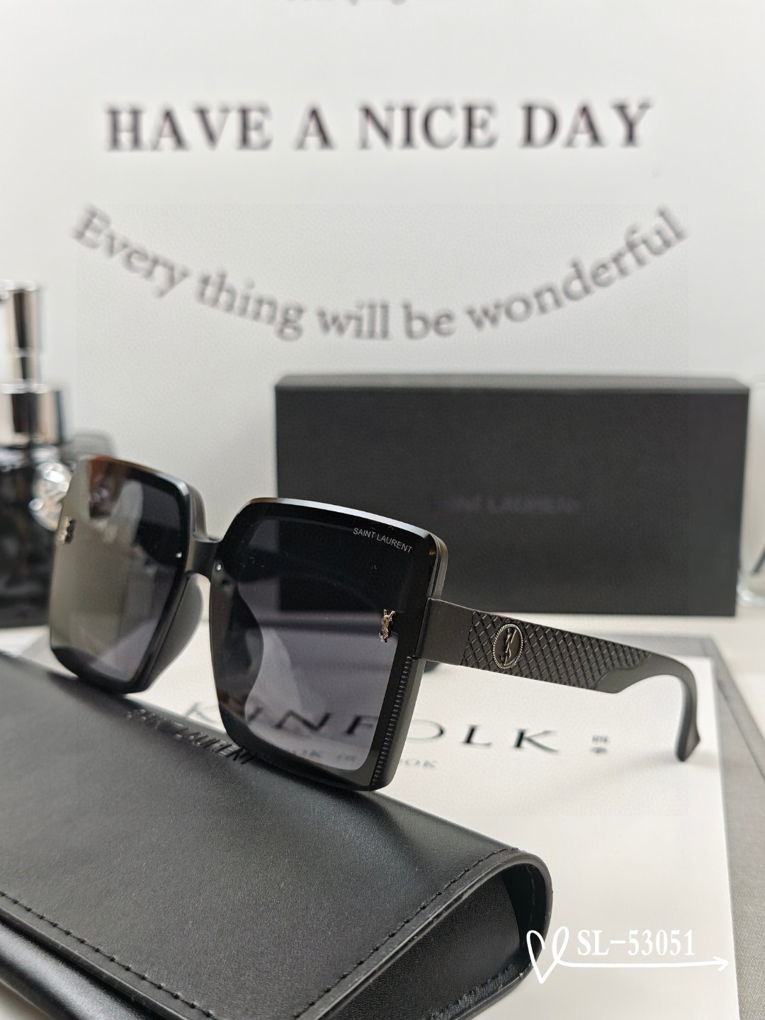   👓.【圣罗兰-ysl】
         🕶.【宝丽来树脂高清镜片】
         ⭐️ .【T