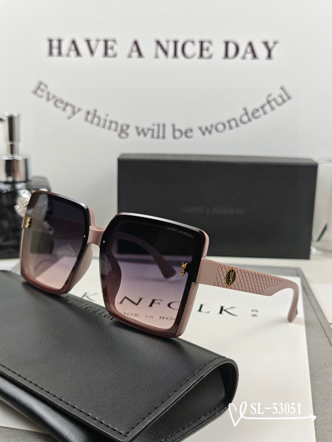   👓.【圣罗兰-ysl】
         🕶.【宝丽来树脂高清镜片】
         ⭐️ .【T