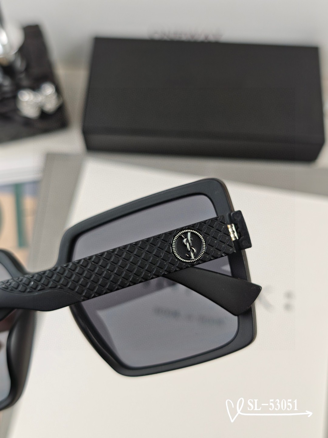   👓.【圣罗兰-ysl】
         🕶.【宝丽来树脂高清镜片】
         ⭐️ .【T