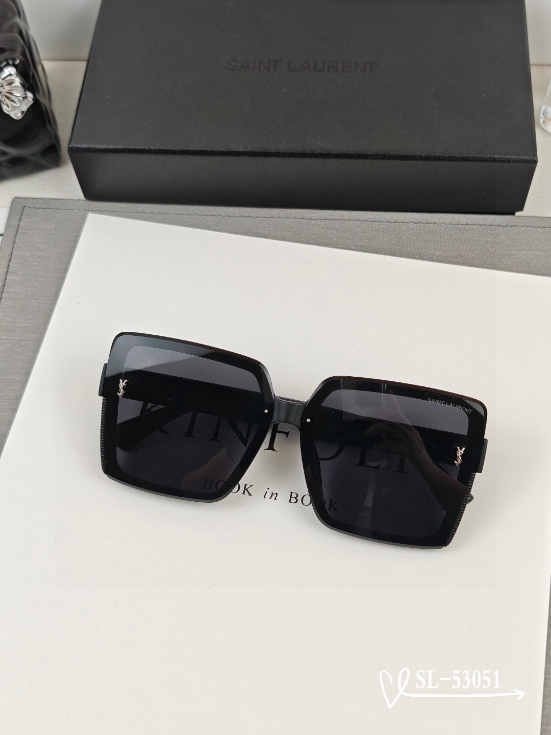   👓.【圣罗兰-ysl】
         🕶.【宝丽来树脂高清镜片】
         ⭐️ .【T