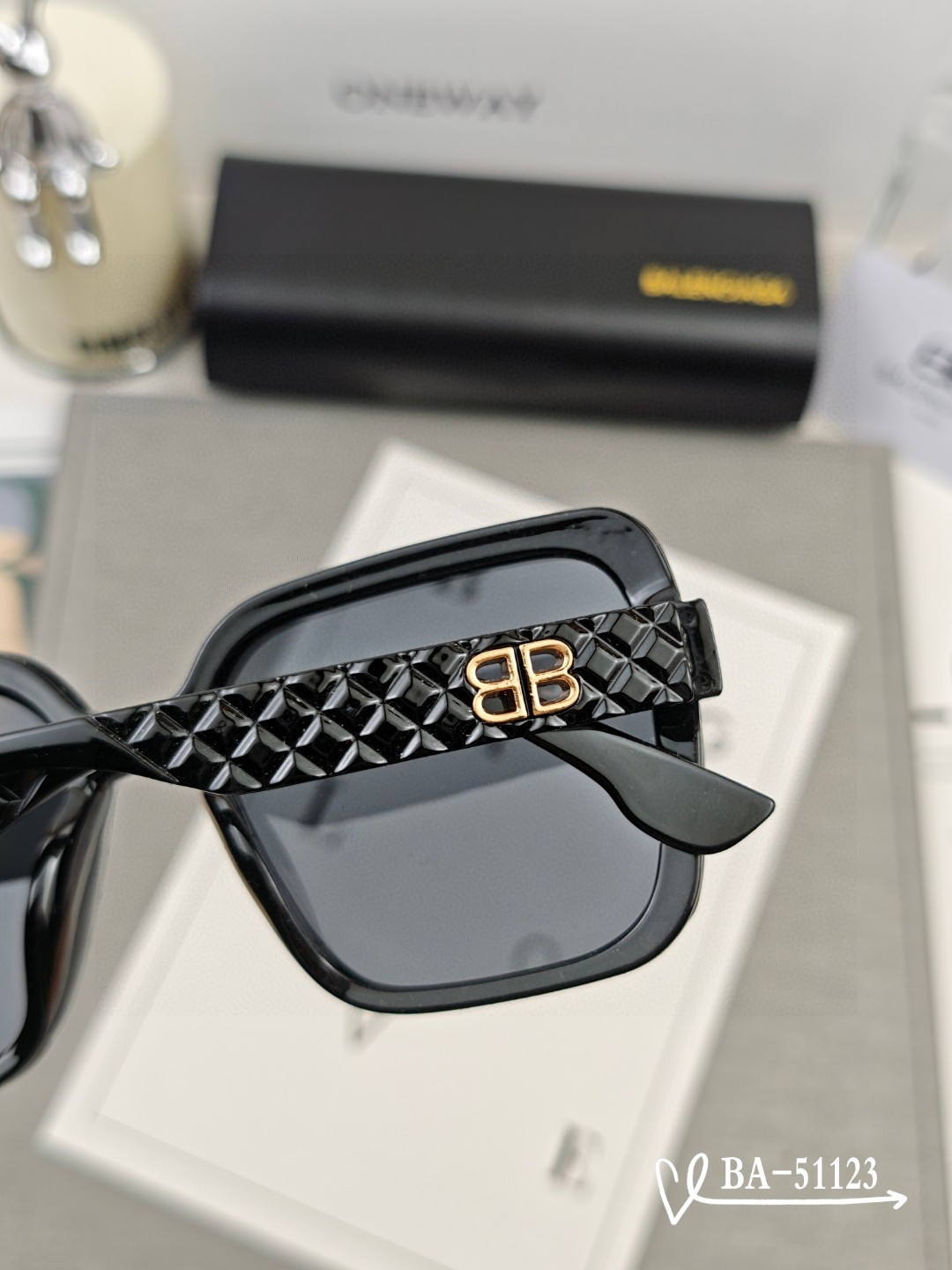   👓.【巴黎世家-Balenciaga】
         🕶.【宝丽来树脂镜片】
         