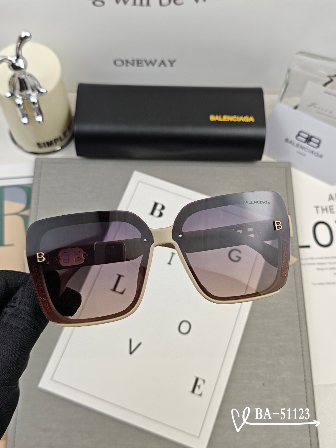   👓.【巴黎世家-Balenciaga】
         🕶.【宝丽来树脂镜片】
         