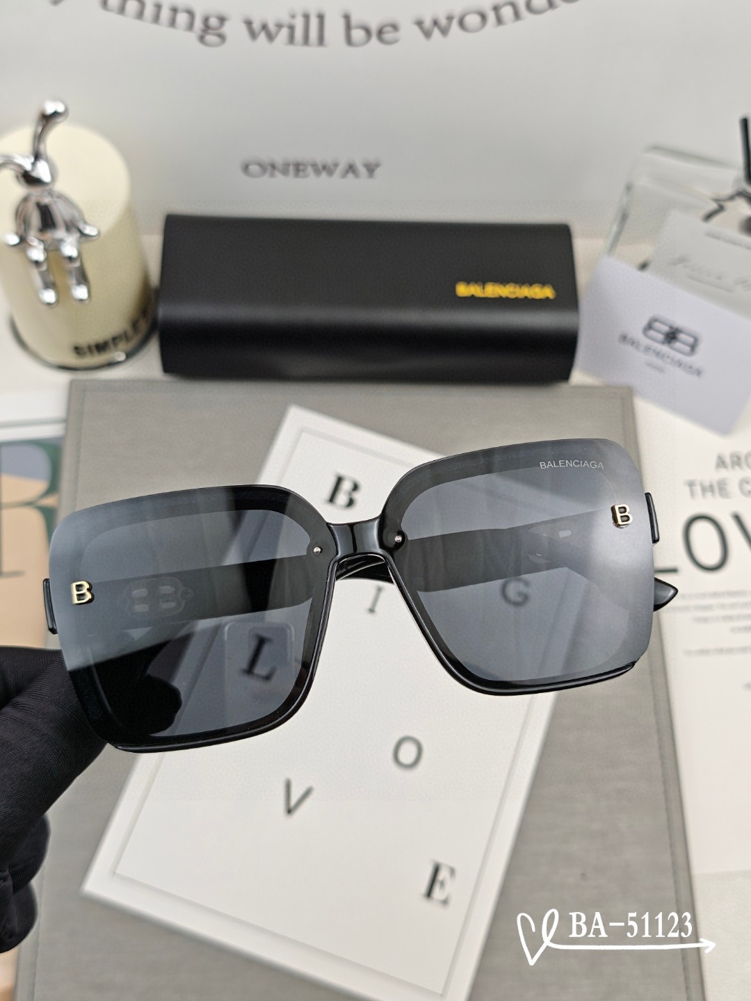   👓.【巴黎世家-Balenciaga】
         🕶.【宝丽来树脂镜片】
         