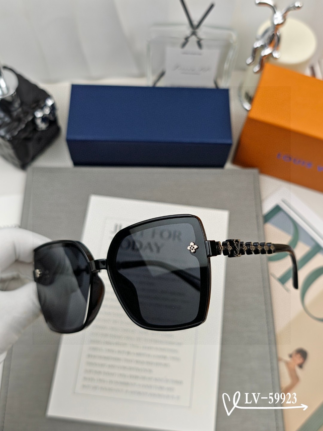   👓.【路易威登-LV】
         🕶.【宝丽来树脂镜片】
         ⭐️.【TR镜架