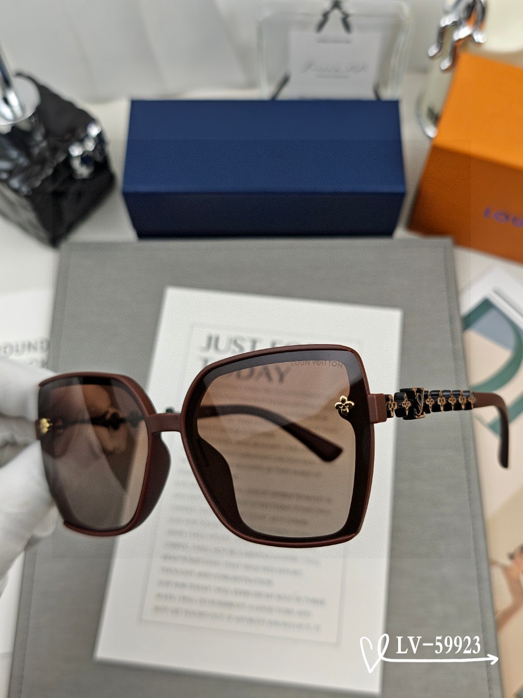   👓.【路易威登-LV】
         🕶.【宝丽来树脂镜片】
         ⭐️.【TR镜架