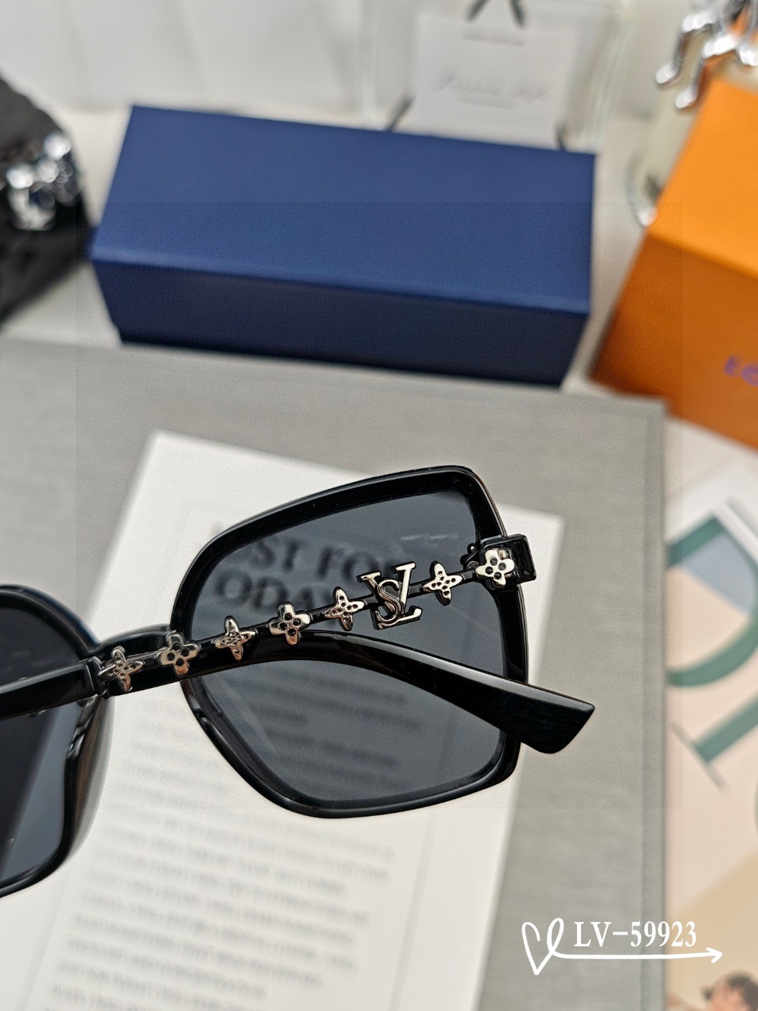   👓.【路易威登-LV】
         🕶.【宝丽来树脂镜片】
         ⭐️.【TR镜架