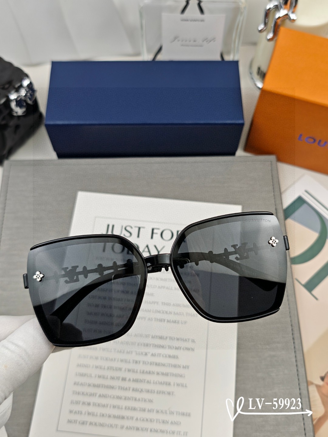   👓.【路易威登-LV】
         🕶.【宝丽来树脂镜片】
         ⭐️.【TR镜架