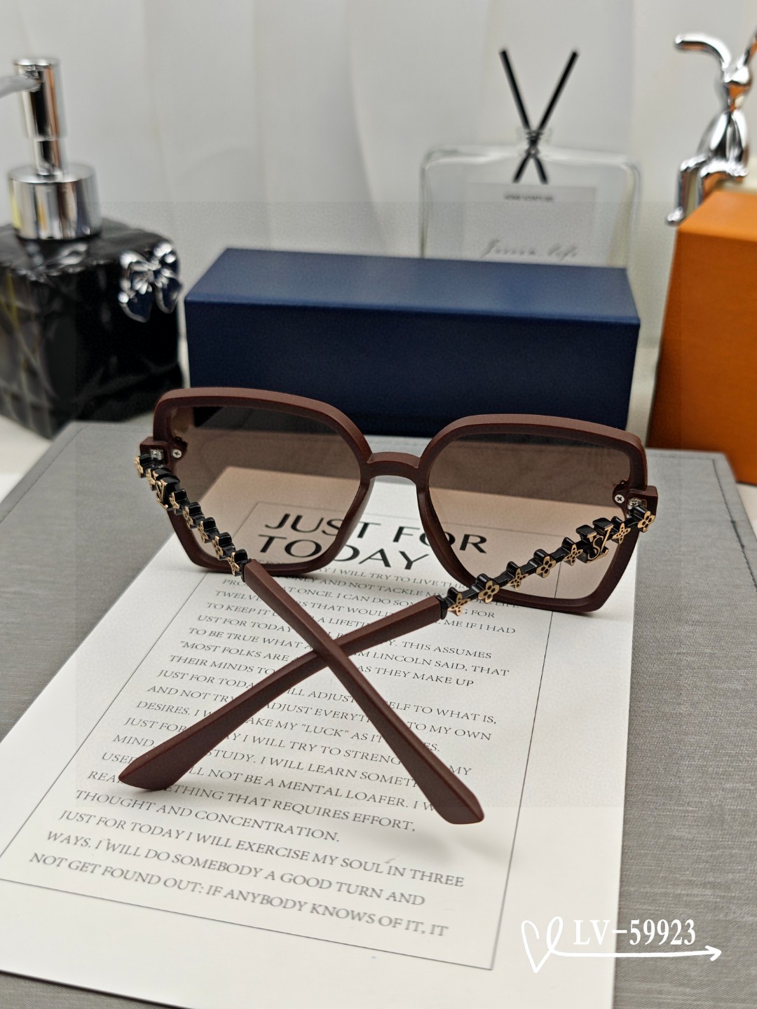   👓.【路易威登-LV】
         🕶.【宝丽来树脂镜片】
         ⭐️.【TR镜架