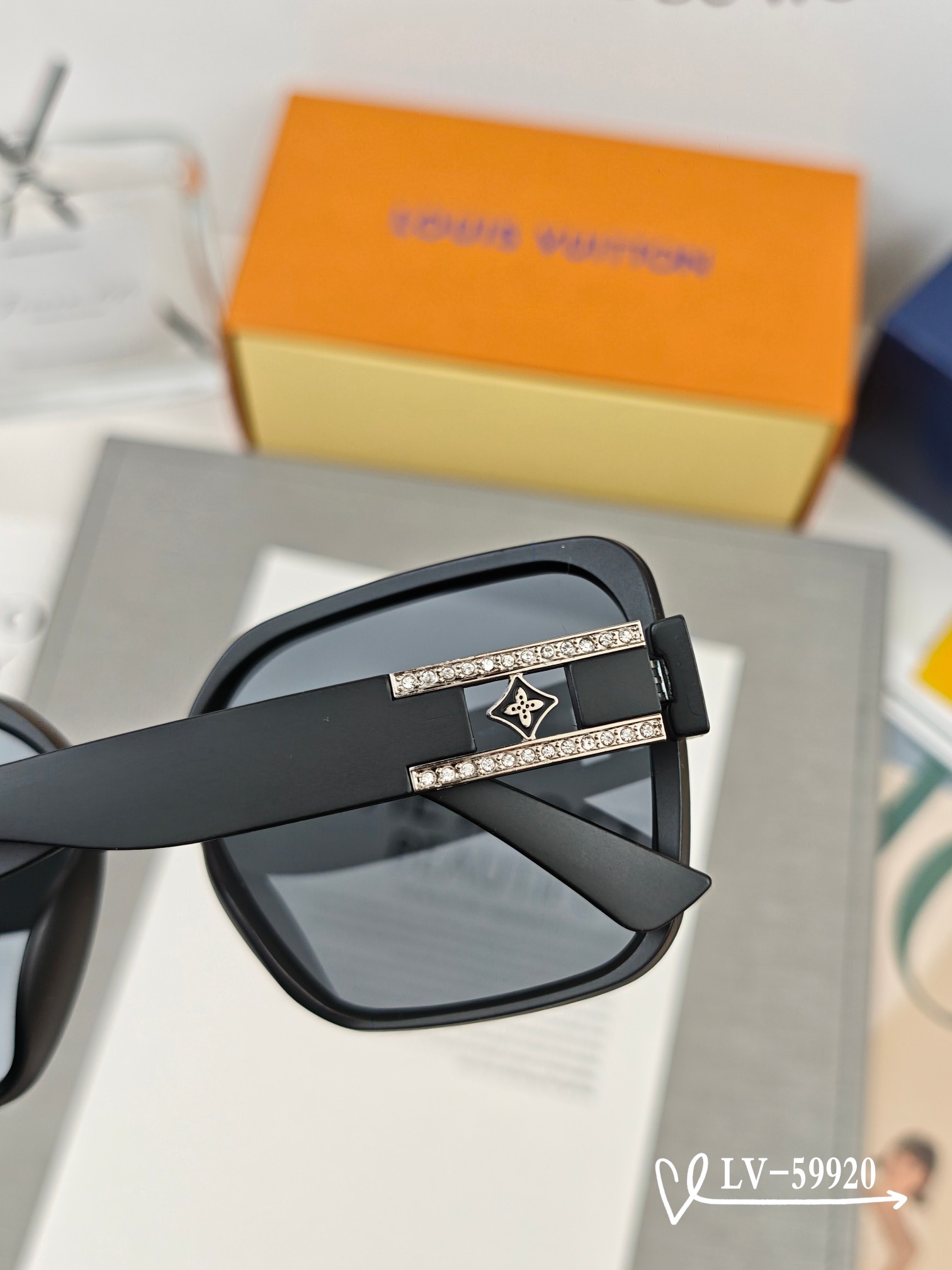 👓.【路易威登-LV】 🕶.【宝丽来树脂镜片】 ⭐️.【TR镜架轻便佩戴舒适】 🌟.【size：65-1