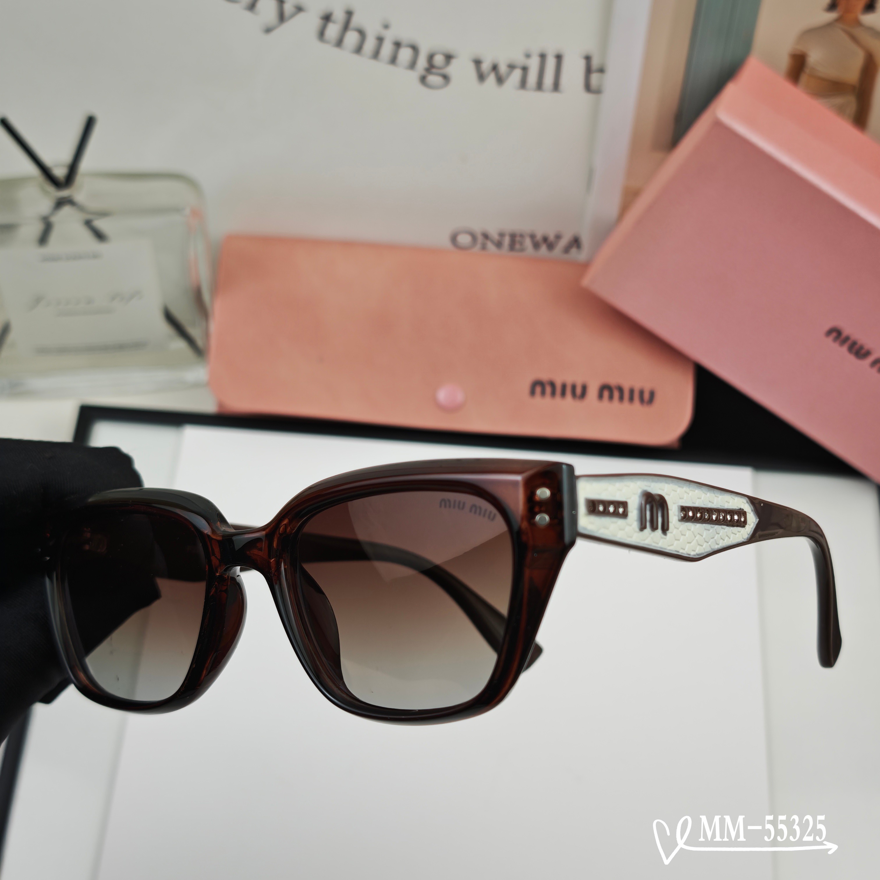 👓.【意大利谬谬-miumiu】 🕶.【宝丽来树脂偏光镜片】 ⭐️.【TR90镜架轻便佩戴舒适】 🌟.【