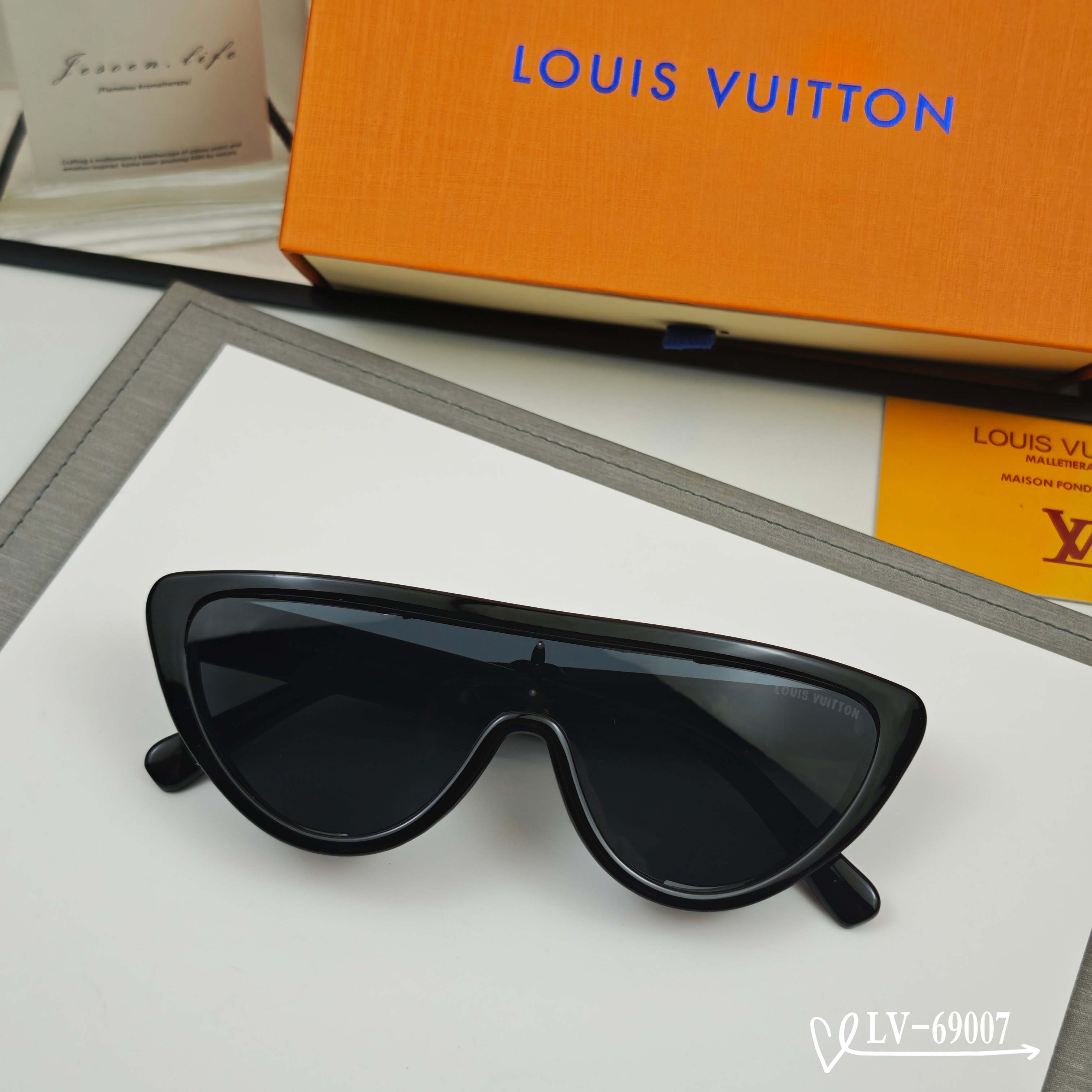 👓.【路易威登-LV】 🕶.【宝丽来树脂镜片】 ⭐️.【TR镜架轻便佩戴舒适】 🌟.【size：65-1
