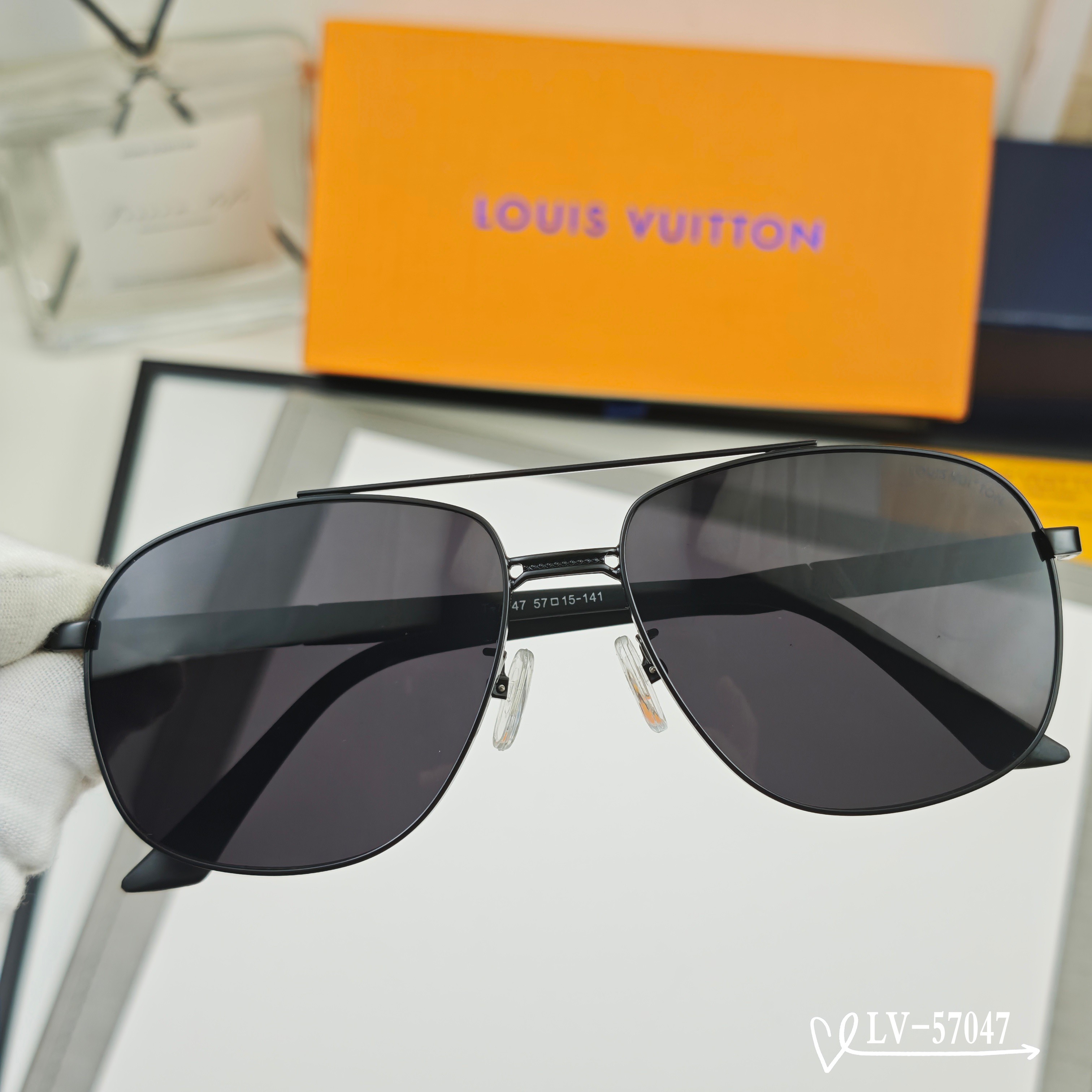 👓.【LV-路易威登】 🕶️.【宝丽来树脂偏光镜片】 ⭐️.【金属镜架轻便佩戴舒适】 🌟.【size 5