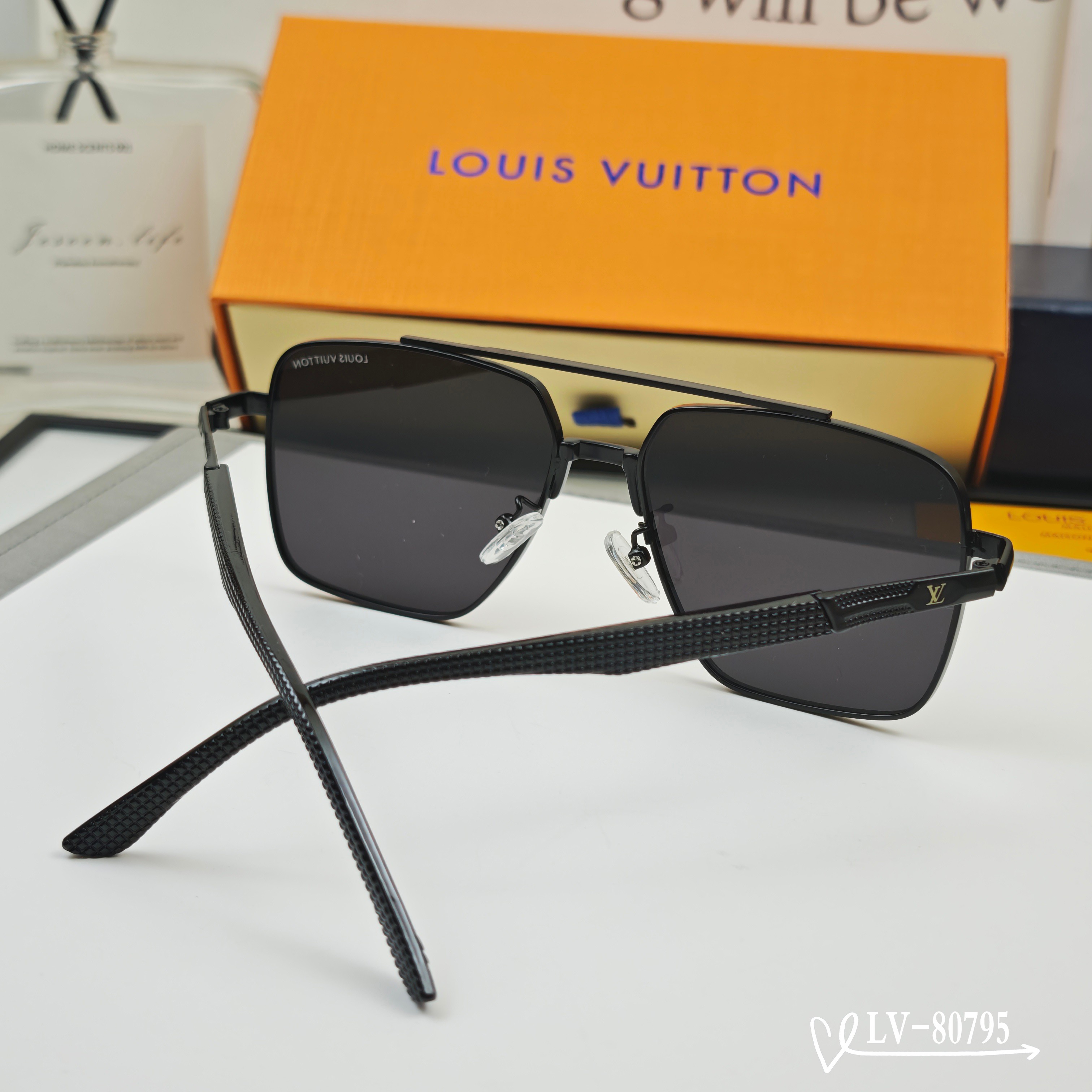 👓.【LV-路易威登】 🕶️.【宝丽来树脂偏光镜片】 ⭐️.【金属镜架轻便佩戴舒适】 🌟.【size 5
