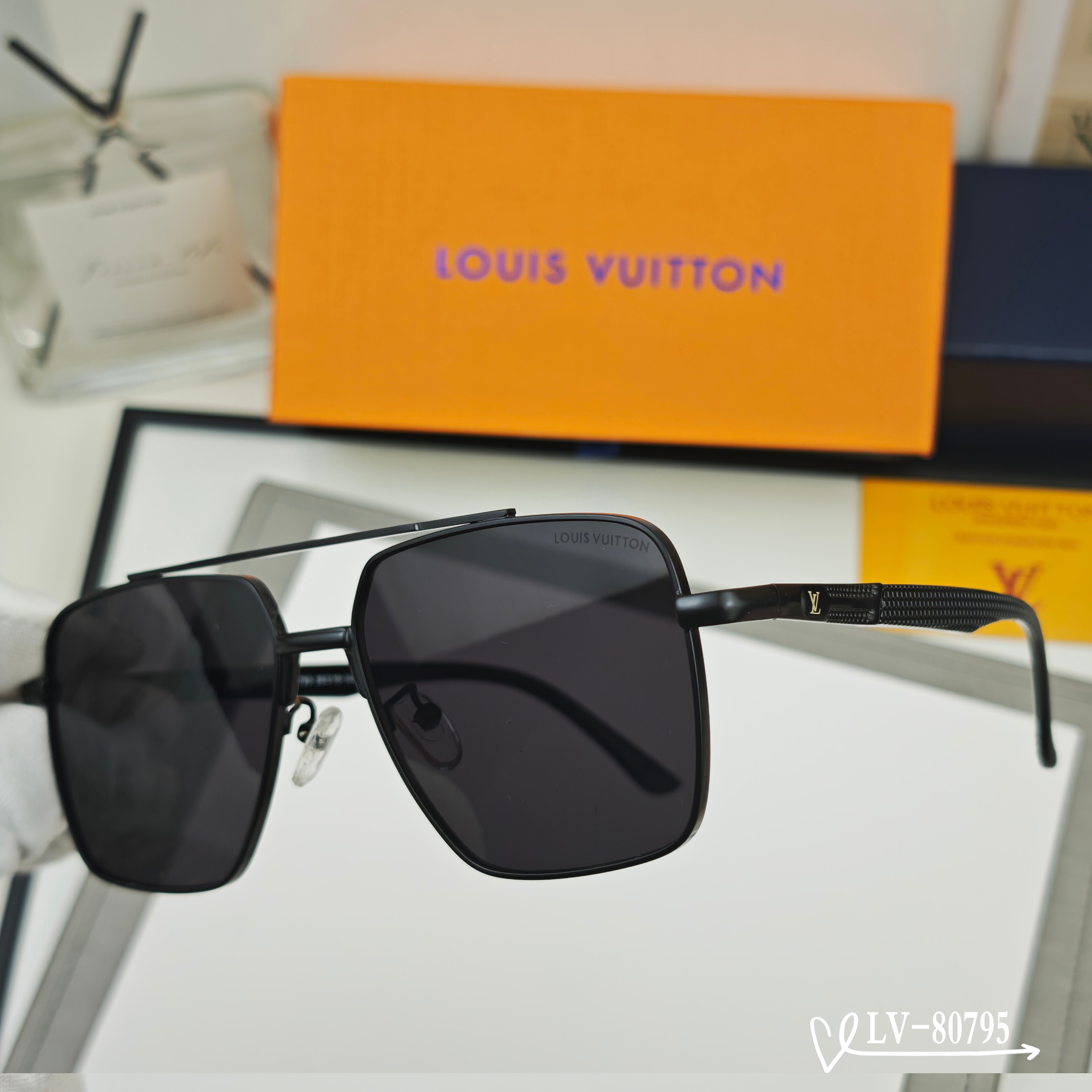 👓.【LV-路易威登】 🕶️.【宝丽来树脂偏光镜片】 ⭐️.【金属镜架轻便佩戴舒适】 🌟.【size 5