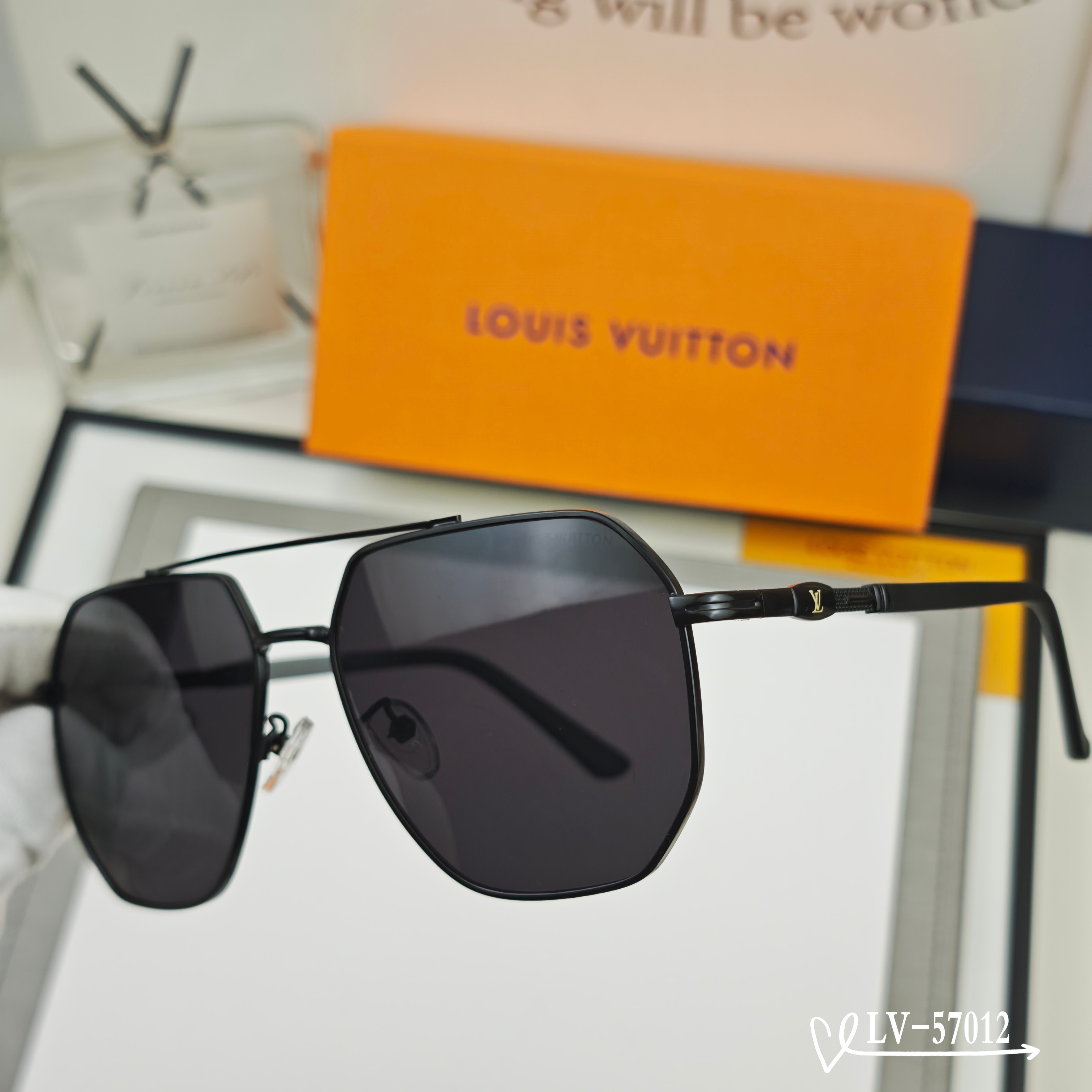 👓.【LV-路易威登】 🕶️.【宝丽来树脂偏光镜片】 ⭐️.【金属镜架轻便佩戴舒适】 🌟.【size 5