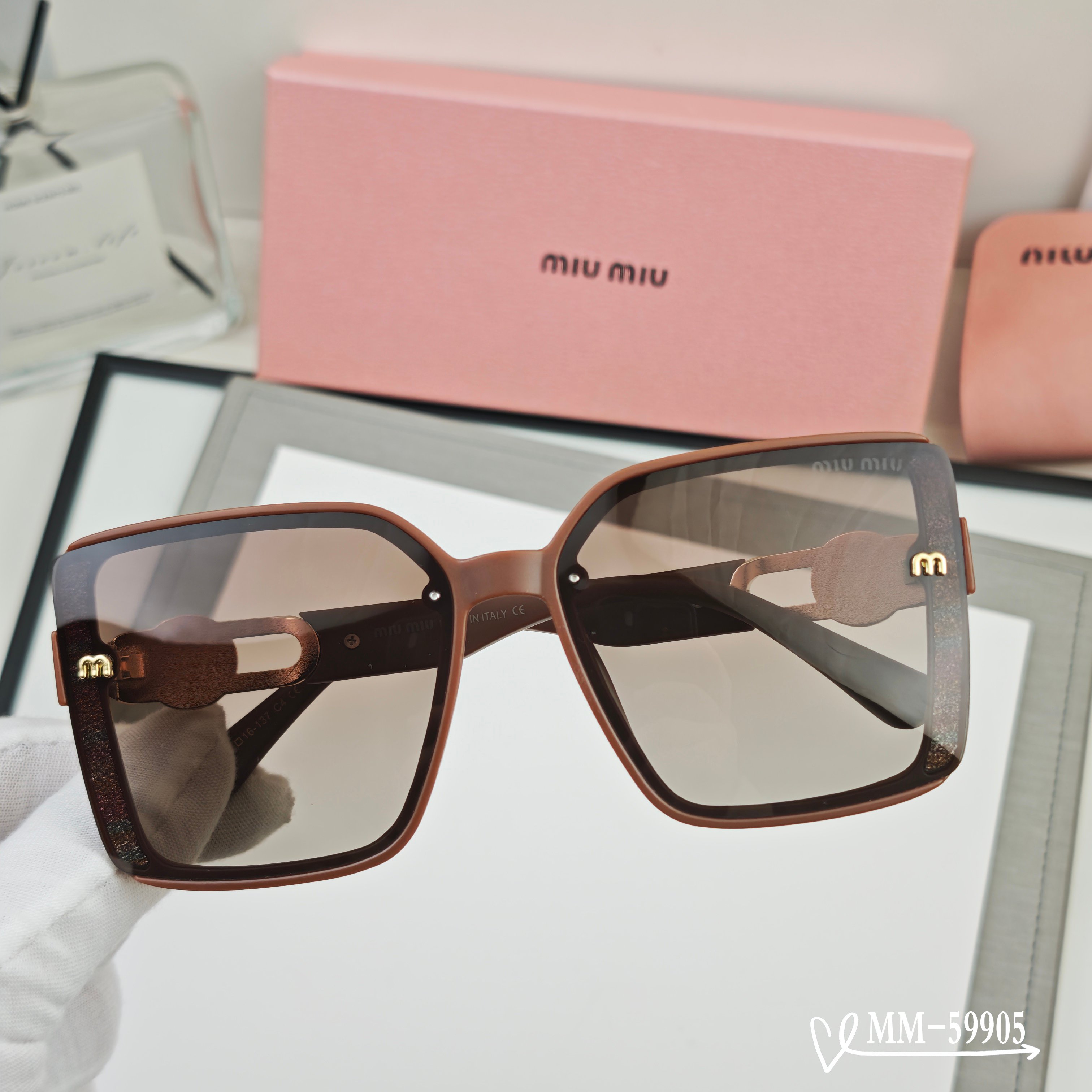 👓.【意大利谬谬-miumiu】 🕶.【宝丽来树脂偏光镜片】 ⭐️.【TR90镜架轻便佩戴舒适】 🌟.【