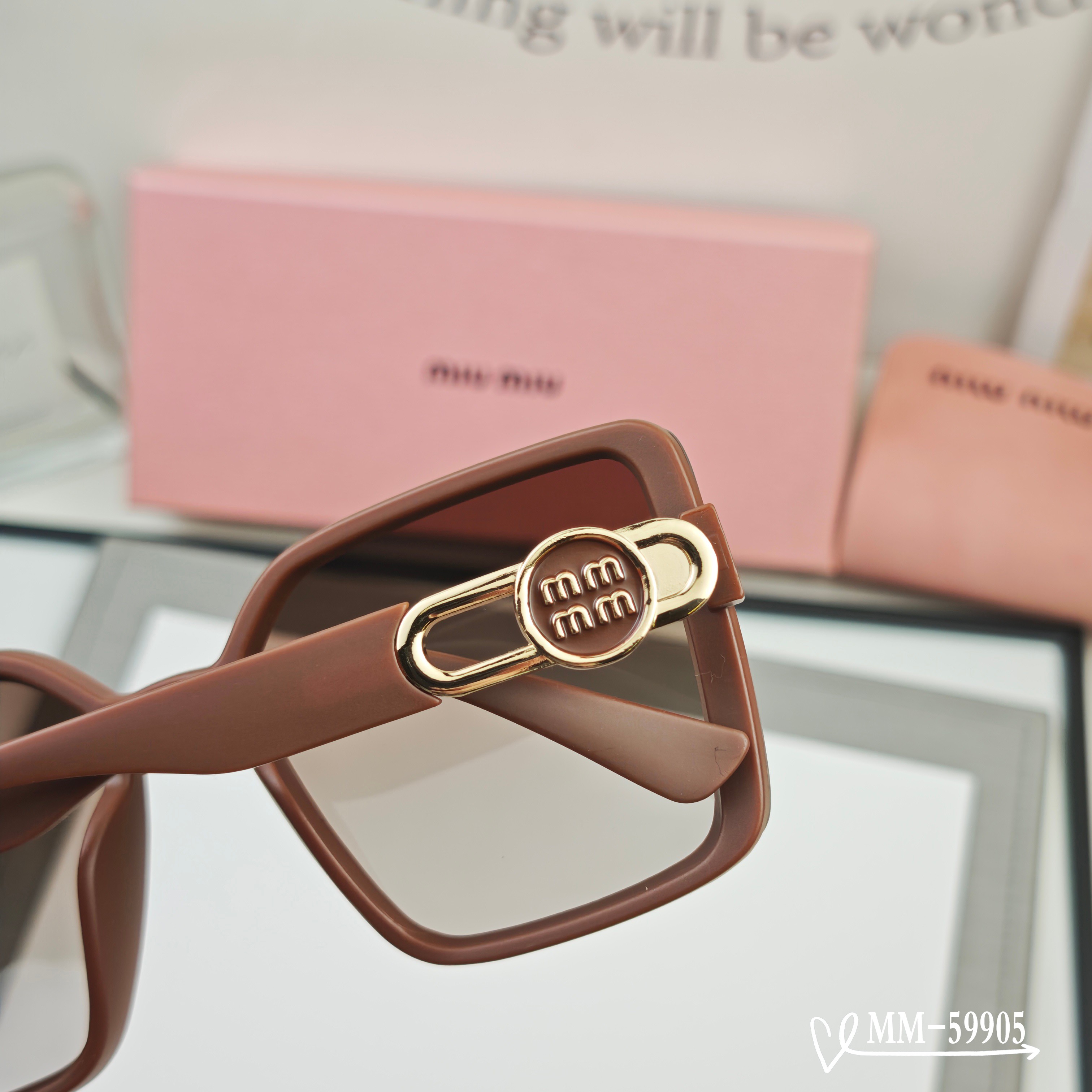 👓.【意大利谬谬-miumiu】 🕶.【宝丽来树脂偏光镜片】 ⭐️.【TR90镜架轻便佩戴舒适】 🌟.【