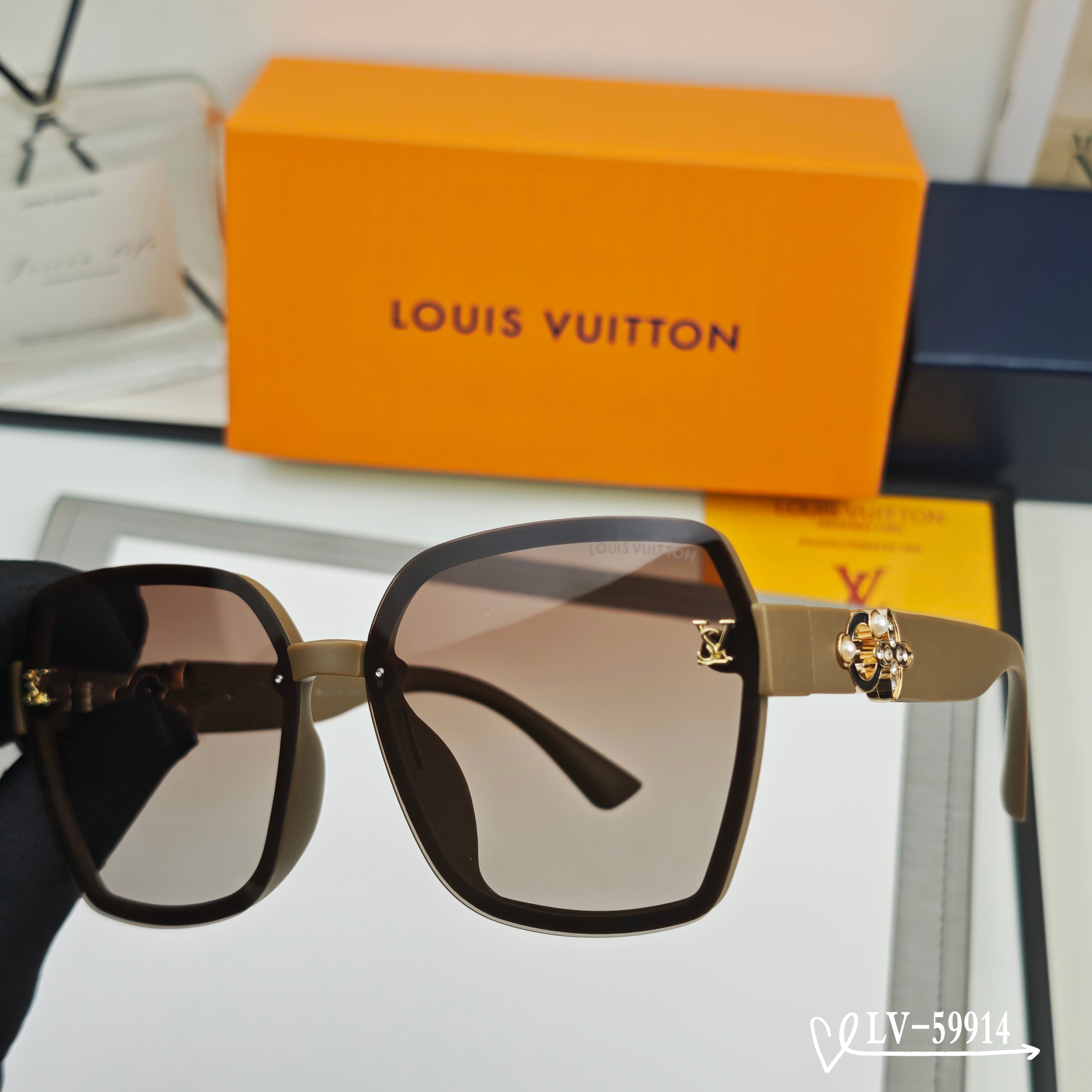 👓.【路易威登-LV】 🕶.【宝丽来树脂镜片】 ⭐️.【TR镜架轻便佩戴舒适】 🌟.【size：65-1