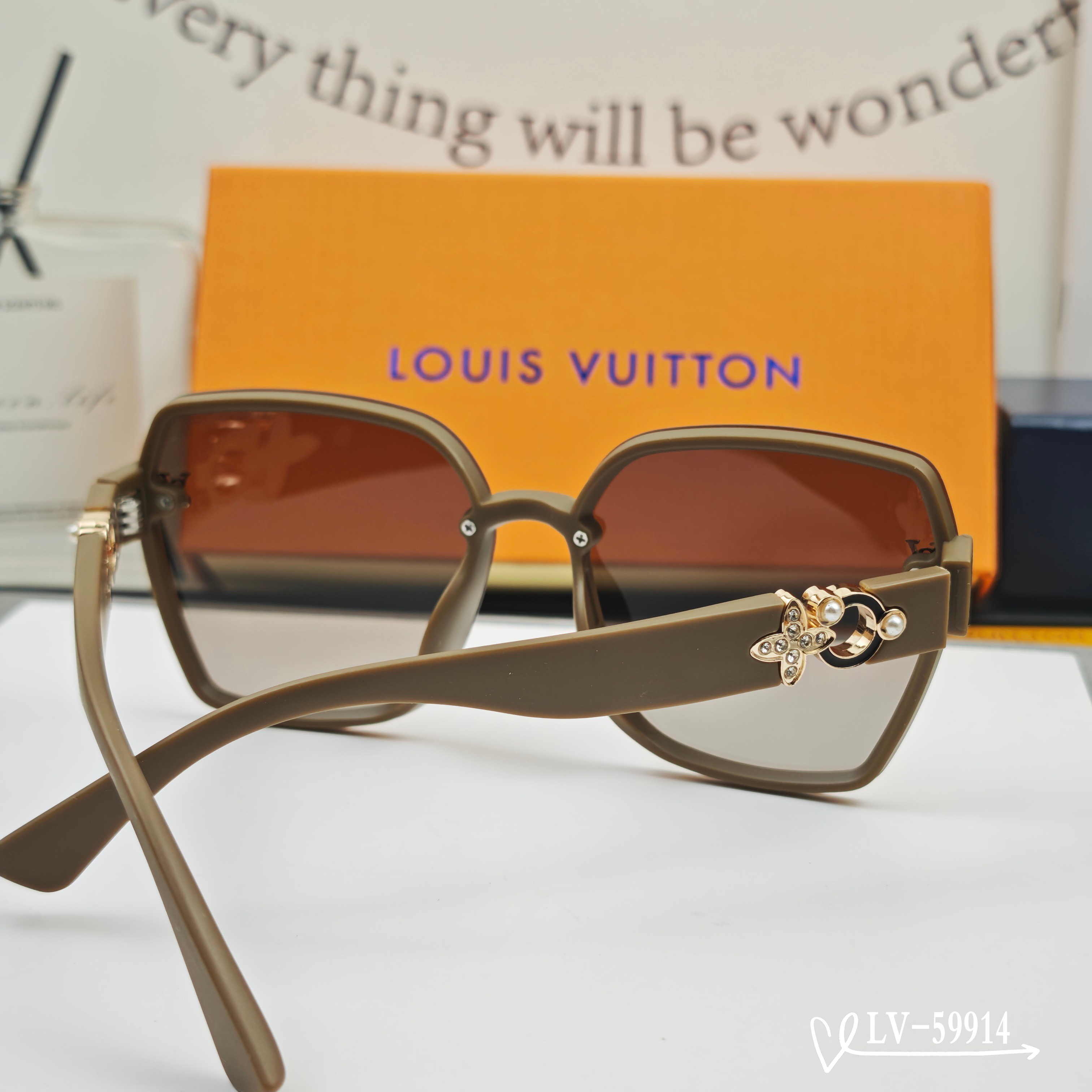 👓.【路易威登-LV】 🕶.【宝丽来树脂镜片】 ⭐️.【TR镜架轻便佩戴舒适】 🌟.【size：65-1