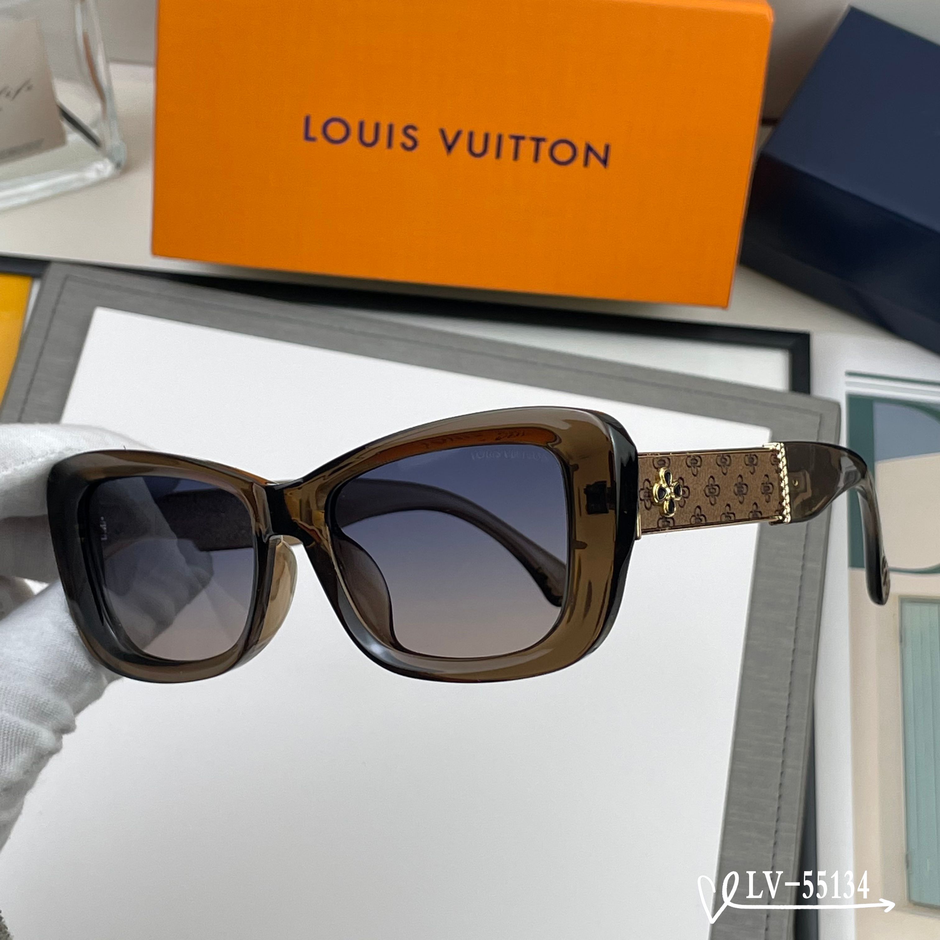 👓.【路易威登-LV】 🕶.【宝丽来树脂镜片】 ⭐️.【TR镜架轻便佩戴舒适】 🌟.【size：65-1