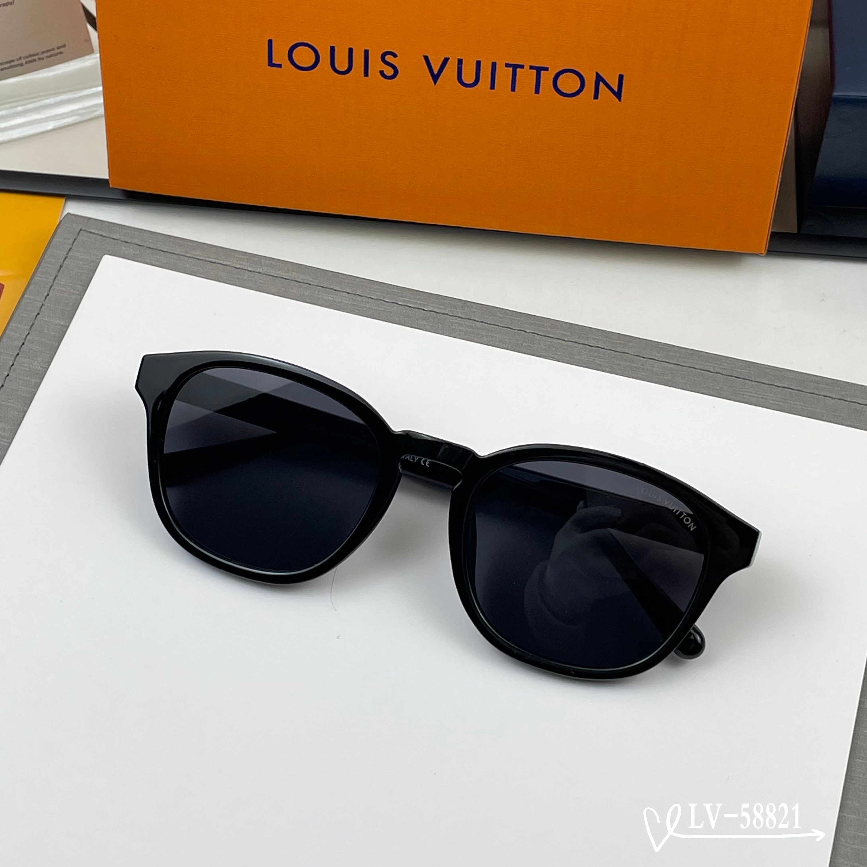 👓.【路易威登-LV】 🕶.【宝丽来树脂镜片】 ⭐️.【TR镜架轻便佩戴舒适】 🌟.【size：65-1