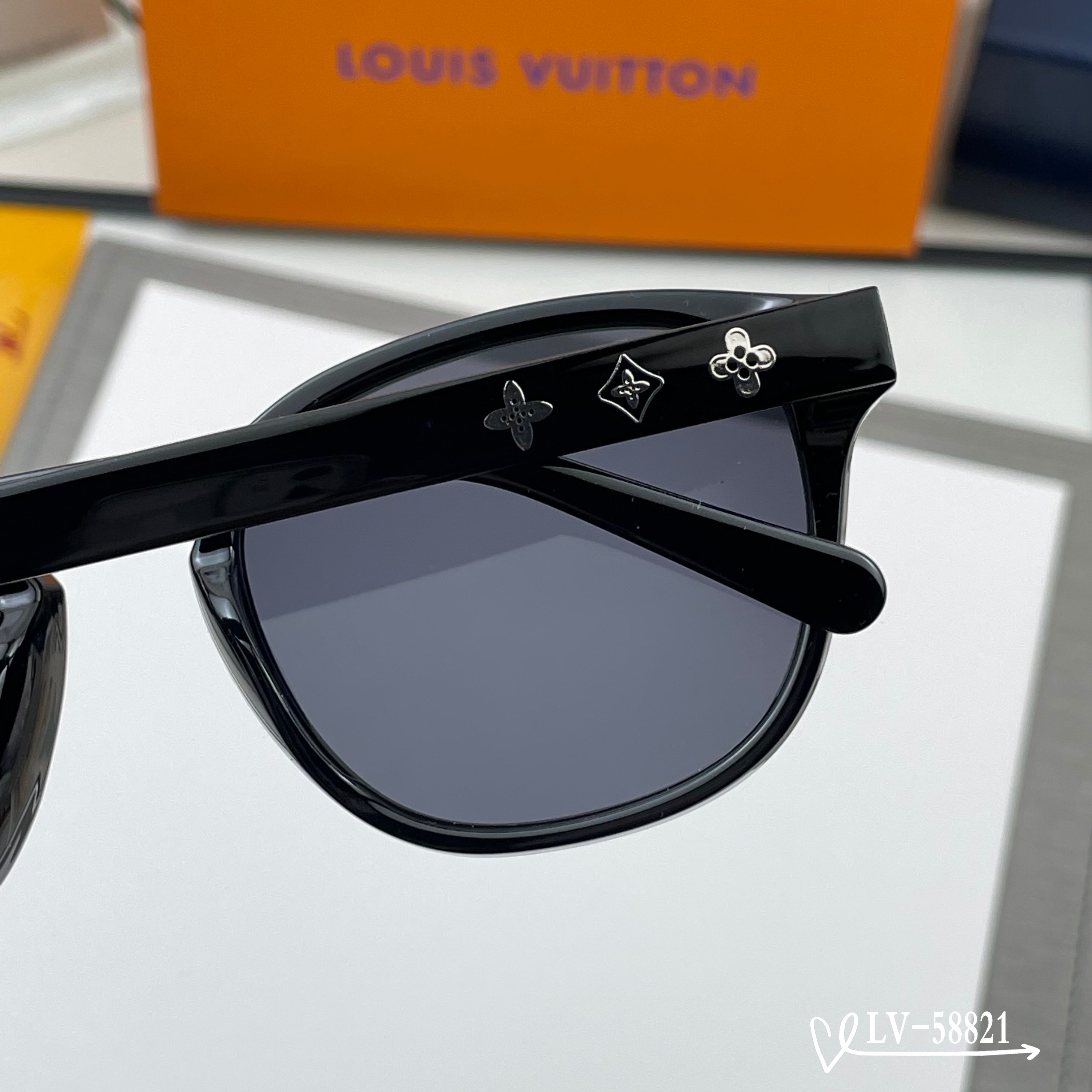 👓.【路易威登-LV】 🕶.【宝丽来树脂镜片】 ⭐️.【TR镜架轻便佩戴舒适】 🌟.【size：65-1