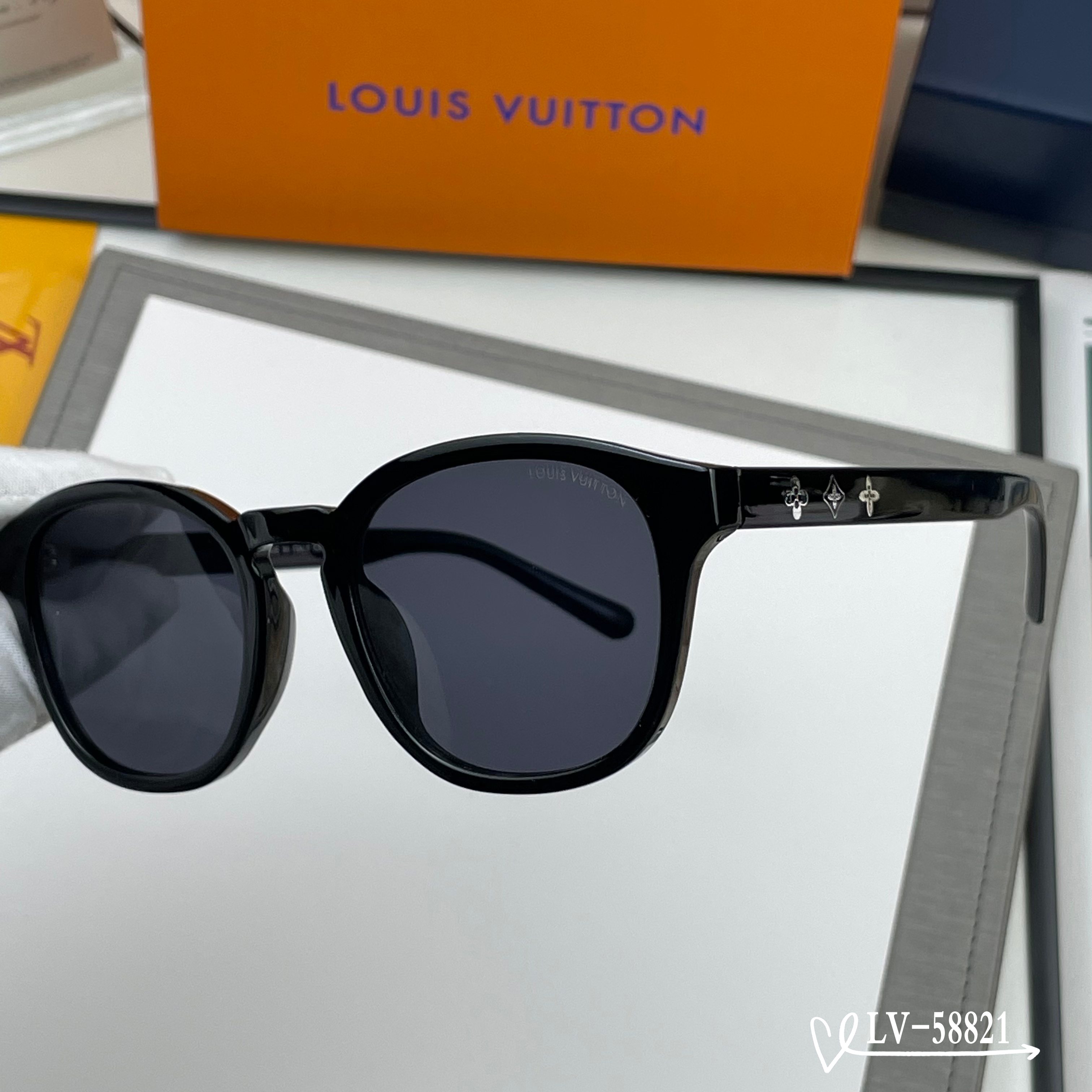👓.【路易威登-LV】 🕶.【宝丽来树脂镜片】 ⭐️.【TR镜架轻便佩戴舒适】 🌟.【size：65-1